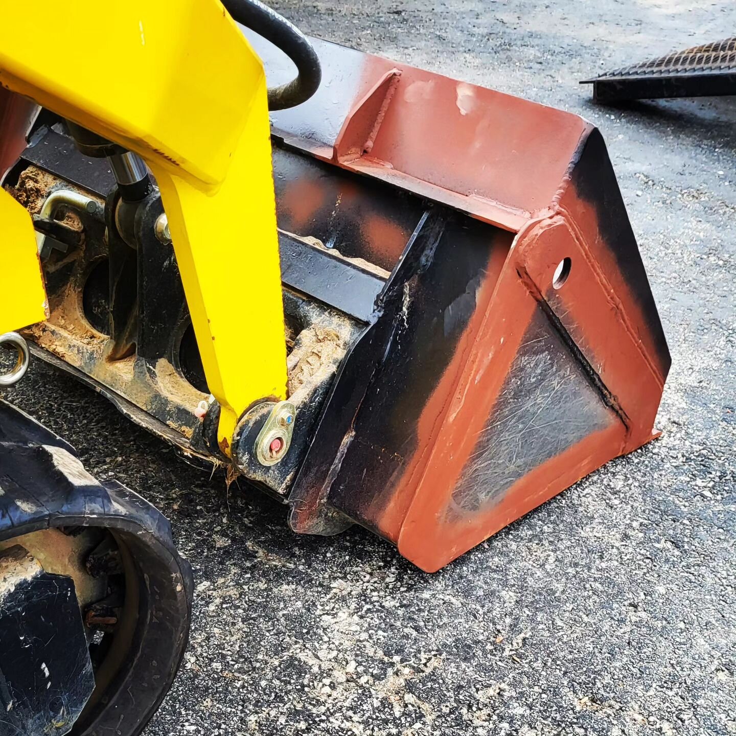 Swipe for the crispyness! Our quest to provide the customer the best price continues. Investing further into our machines to get the best results possible for everyone involved. 

This bucket was refabricated to reduce the width yet increase the volu