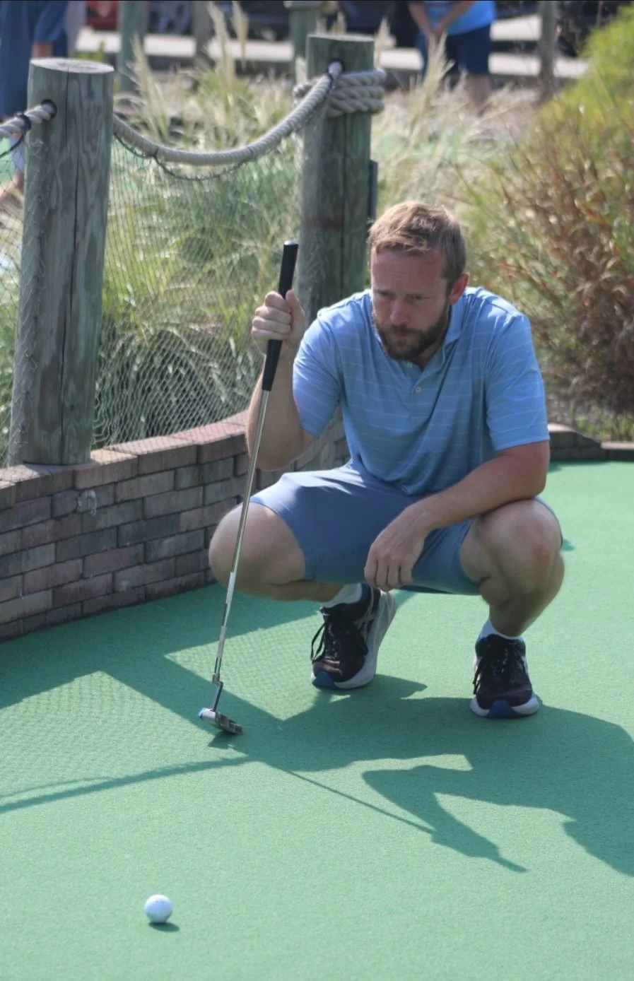 Matt Liles (East Hartford, CT) lines up the putt to save par. 
