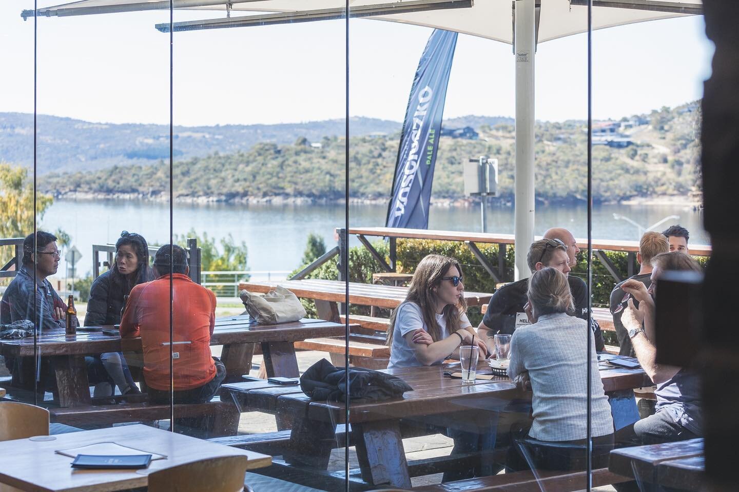 Did someone say Friday at The Banjo? Those blues skies are back so come and join us on the deck. Sounds fab! 

Meat raffles from 6pm.
LIVE tunes with Sam Hunter &lsquo;til late.

#TheBanjo #Jindabyne