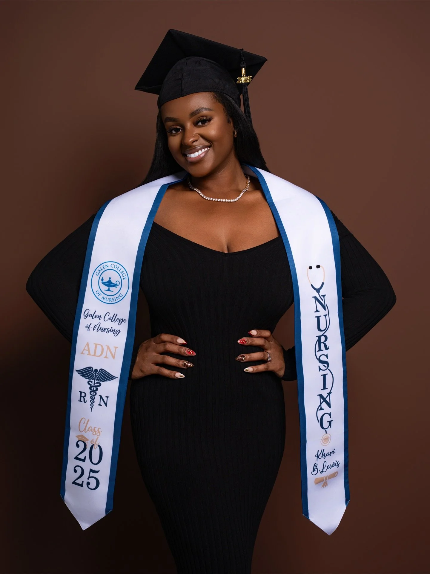 Cheers to class of 2025! 🤎

📸: @aspenbrownphotography @merakibyaspen 
📍: @blendrva 

#graduation #graduationphotoshoot #nursingschool #richmond #richmondva #richmondphotographer #creativedirection #creatingtheblueprint