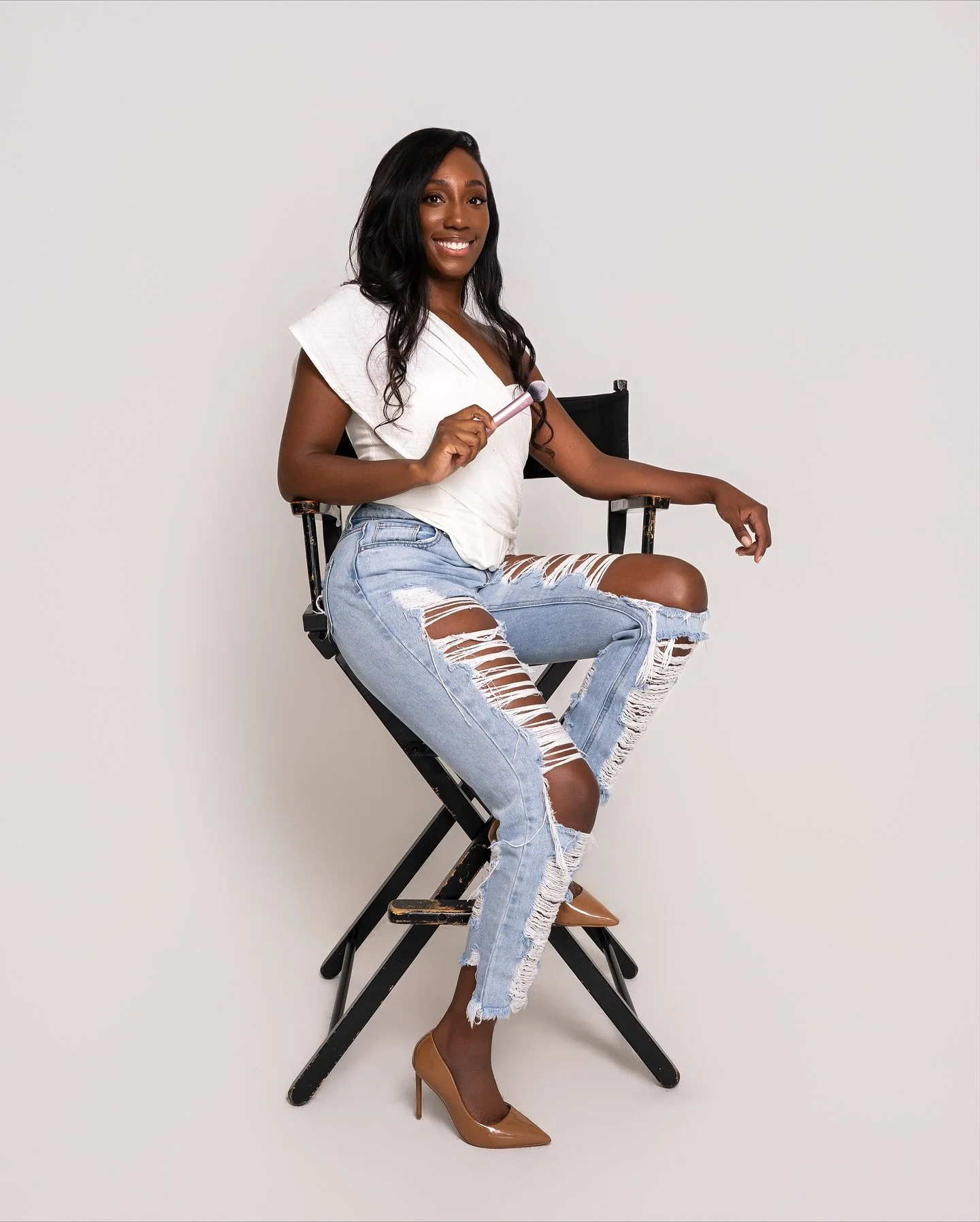 She means business 💁🏾&zwj;♀️

🤍:@flawlessjessmakeup
📸: @aspenbrownphotography @merakibyaspen 
📍: @blendrva 

#graduation #brandingphotoshoot #headshots #richmond #richmondva #richmondphotographer #creativedirection #creatingtheblueprint #persona