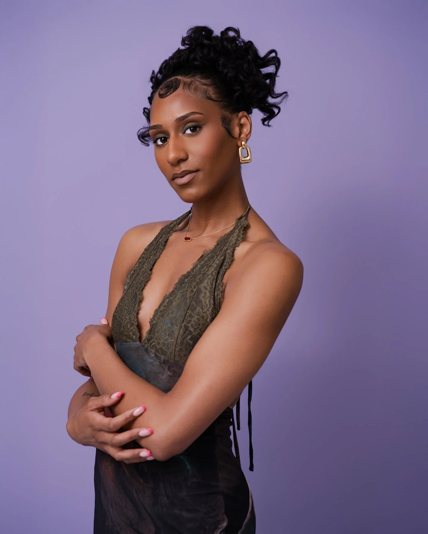 Alea. 

💜: @aleaamor_ 
📍: @blendrva 
📸: @aspenbrownphotography @merakibyaspen 

#portraitsession #modelportfolio #rvaphotographer #creativedirector #richmondva