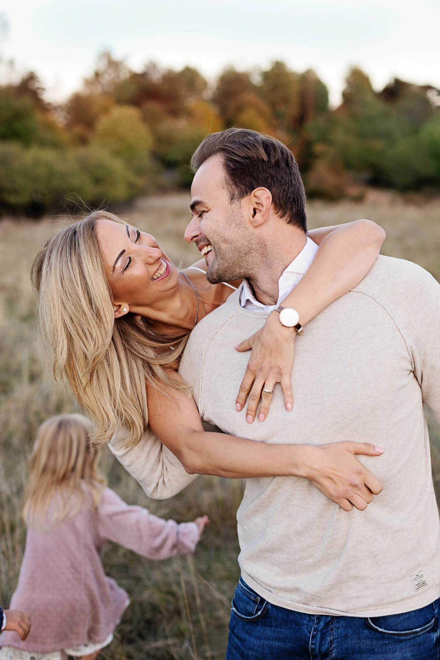 Familj med busiga barn på familjefotografering i Linköping