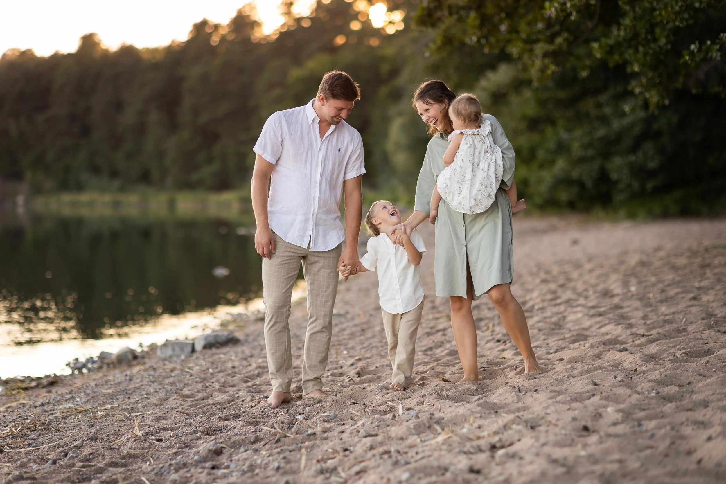 Familjefotografering på en strand i Linköping i magiskt fotoljus.