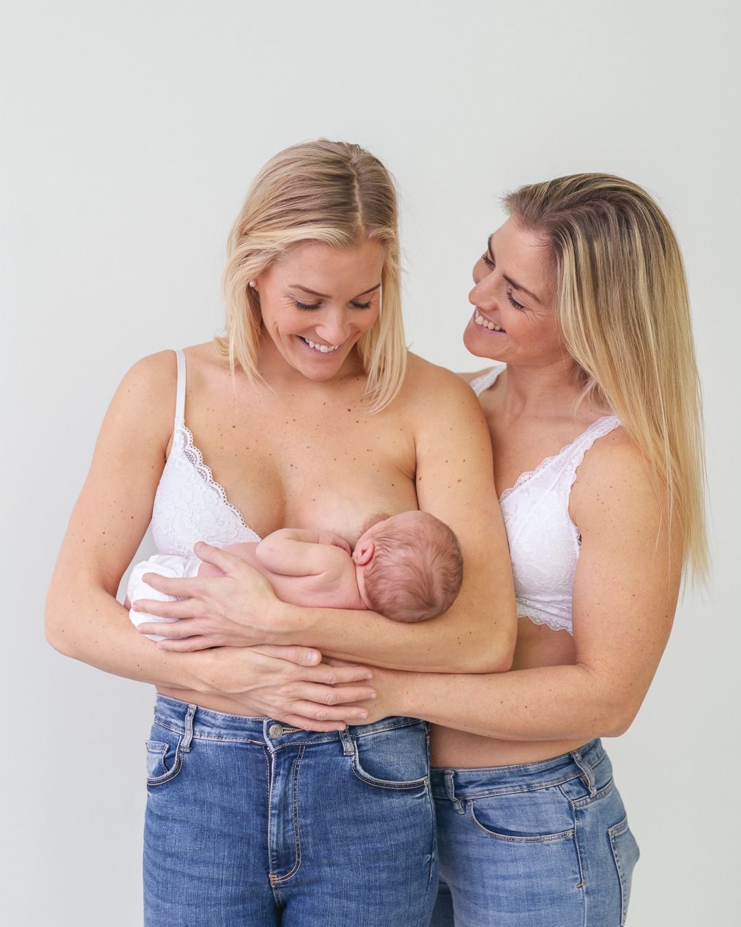 Visste du att hud-mot-hud frig&ouml;r oxytocin i kroppen? Det &auml;r kroppens lugn och ro-hormon och bebisar och barn som f&aring;r ligga hud-mot-hud kan bli b&aring;de lugnare och gladare av det, det g&auml;ller &auml;ven dig som h&aring;ller bebis