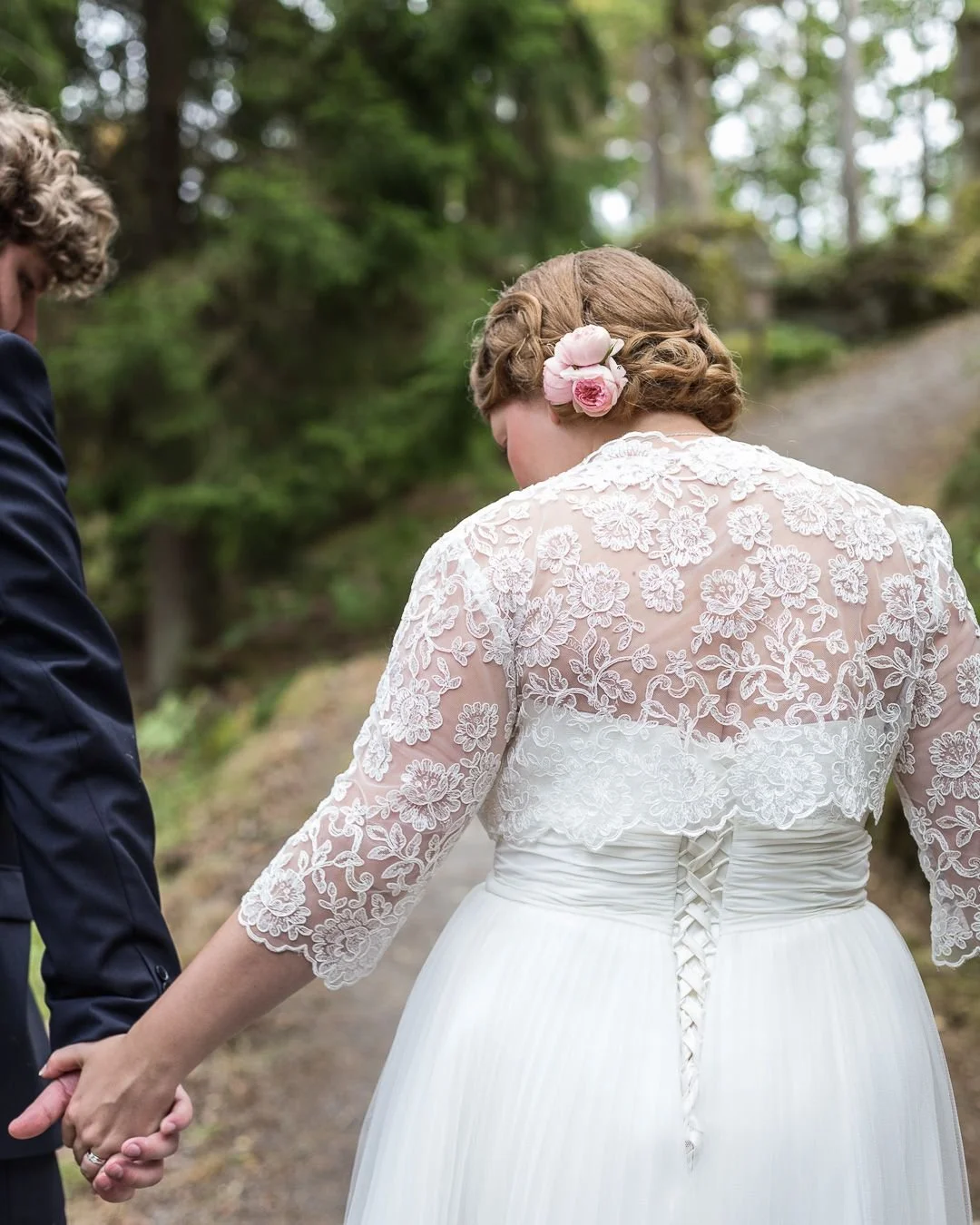 &Auml;r planeringen ig&aring;ng f&ouml;r fullt? Om ert br&ouml;llopsdatum &auml;r n&auml;sta sommar s&aring; har ni f&ouml;rmodligen kollat runt efter en fotograf ett tag nu, har ni inte hittat r&auml;tt &auml;nnu?
F&ouml;r att veta att jag &auml;r r