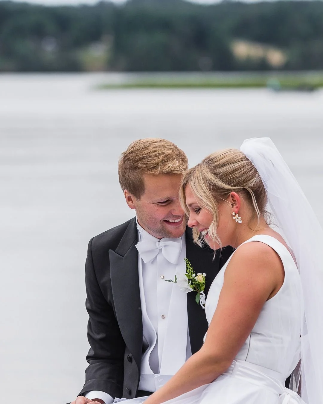 Dr&ouml;mmer du om en utevigsel?
Ett st&auml;lle h&auml;r i &Ouml;sterg&ouml;tland som jag tycker &auml;r extra fint &auml;r Rimforsa Strand. 🌺 🌅
De portr&auml;tt jag har fotat d&auml;r har varit magiska, vi har med g&aring;ngavst&aring;nd kunnat v