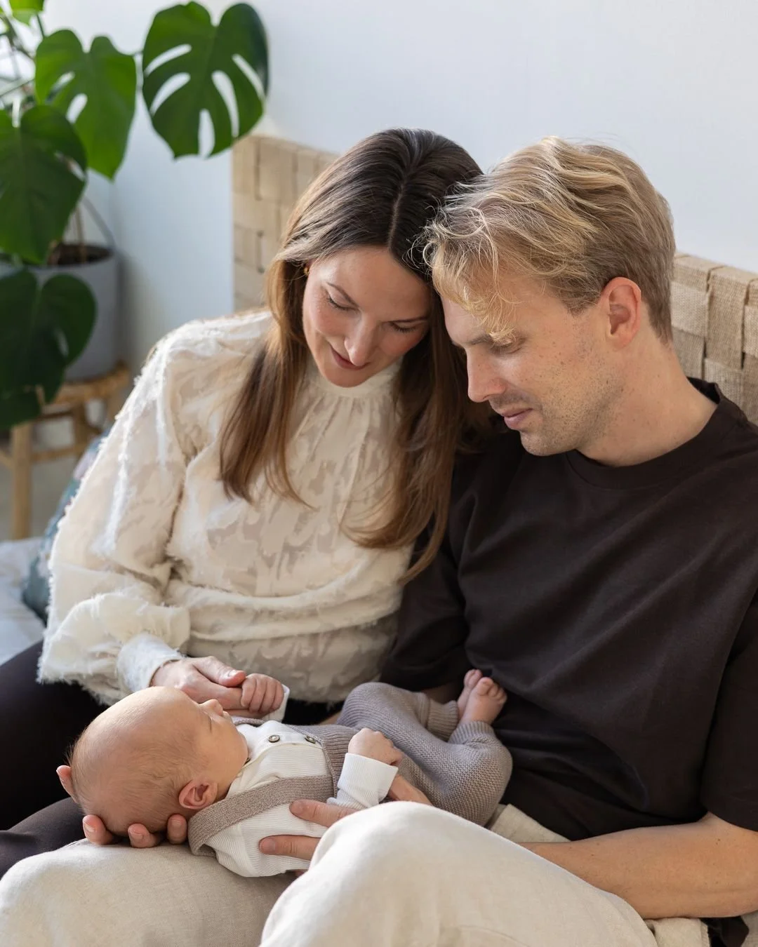 &Auml;r du r&auml;dd att det ska k&auml;nnas stelt och jobbigt under en fotografering? Under en fotografering med mig leker vi fram era bilder. Jag kan ha en speciell typ av bild i &aring;tanke och den lyckas vi med genom lek och uppmaningar. Jag gil