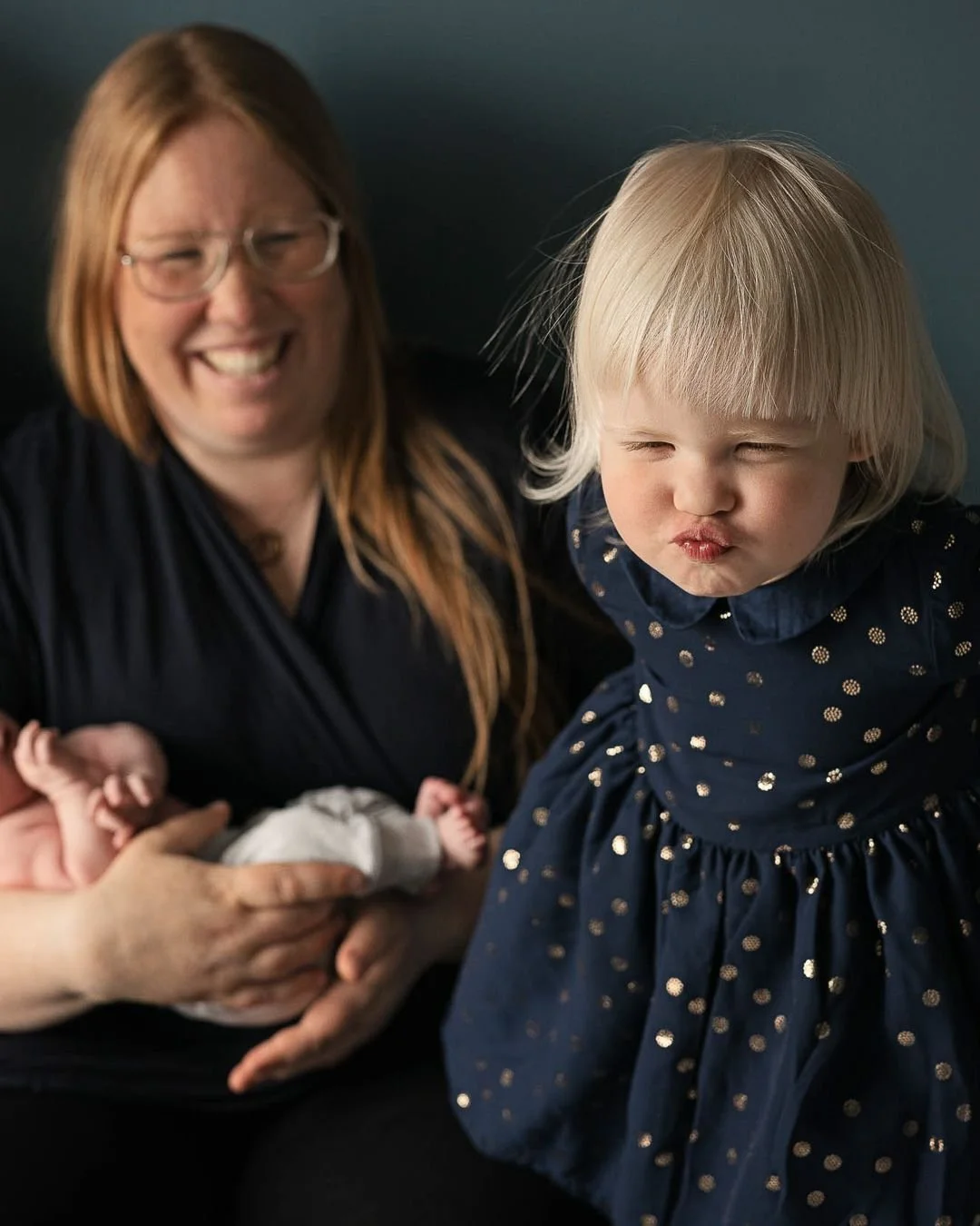 Hur man f&aring;r storasyskonet med p&aring; noterna under en nyf&ouml;ddfotografering! Det &auml;r ju inte alltid som det nya lilla syskonet k&auml;nns s&aring; himla sp&auml;nnande n&auml;r hen v&auml;l har kommit och f&aring;r typ all mammas uppm&