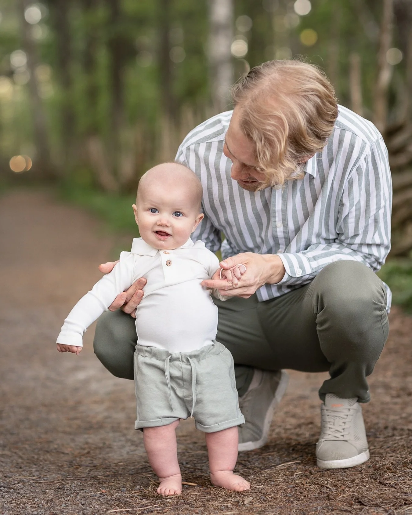 Vem l&auml;ngtar efter v&aring;ren och v&auml;rmen!? 🌺☀️
Det g&ouml;r jag! 🥰

Den h&auml;r s&ouml;tnosen har jag f&aring;tt tr&auml;ffa TRE g&aring;nger redan, den h&auml;r bilden &auml;r ifr&aring;n hans Halv&aring;rs-fotografering som var en del 