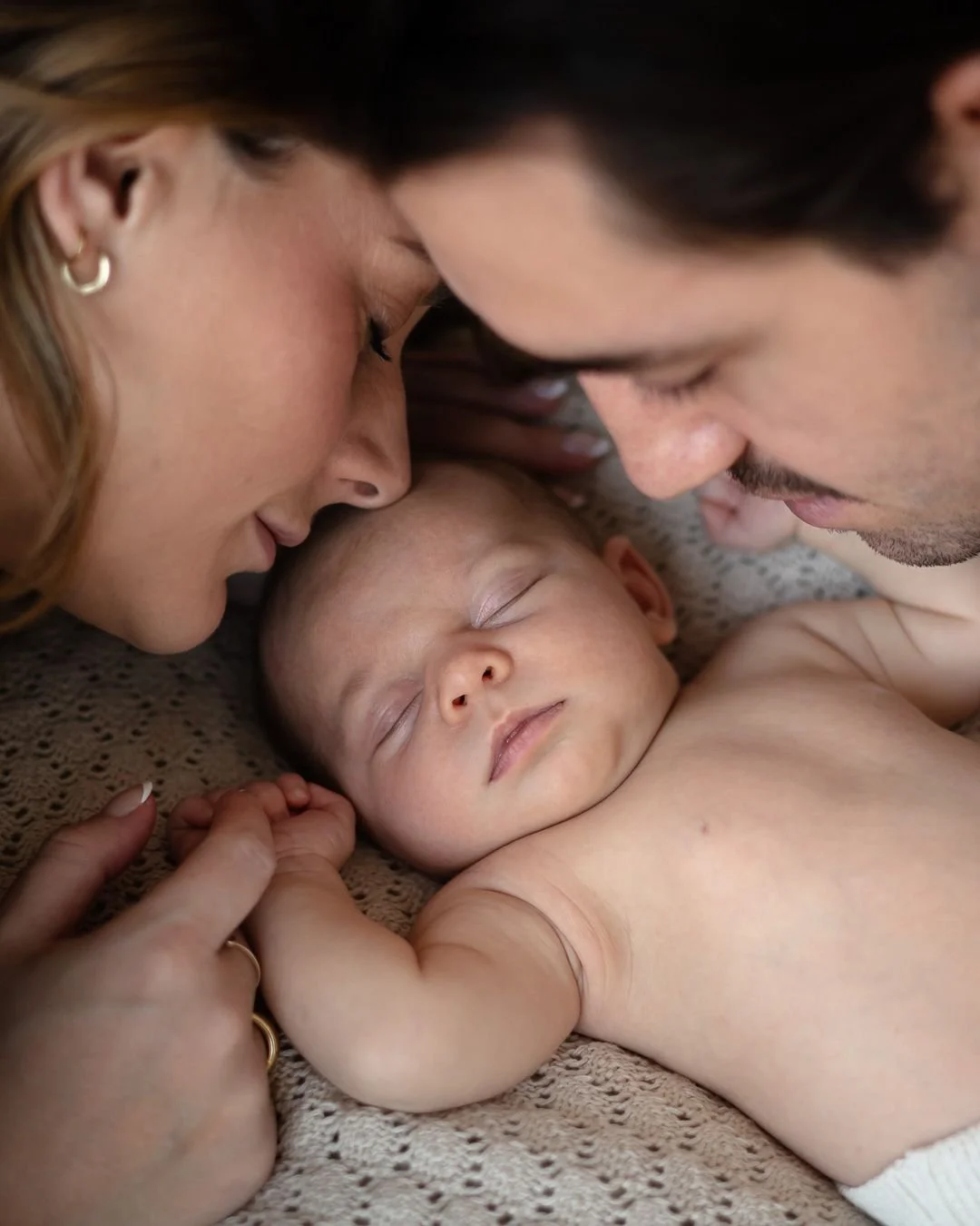 &Auml;r du r&auml;dd att det ska k&auml;nnas stelt och jobbigt under en fotografering? Under en fotografering med mig leker vi fram era bilder. Jag kan ha en speciell typ av bild i &aring;tanke och den lyckas vi med genom lek och uppmaningar. Jag gil