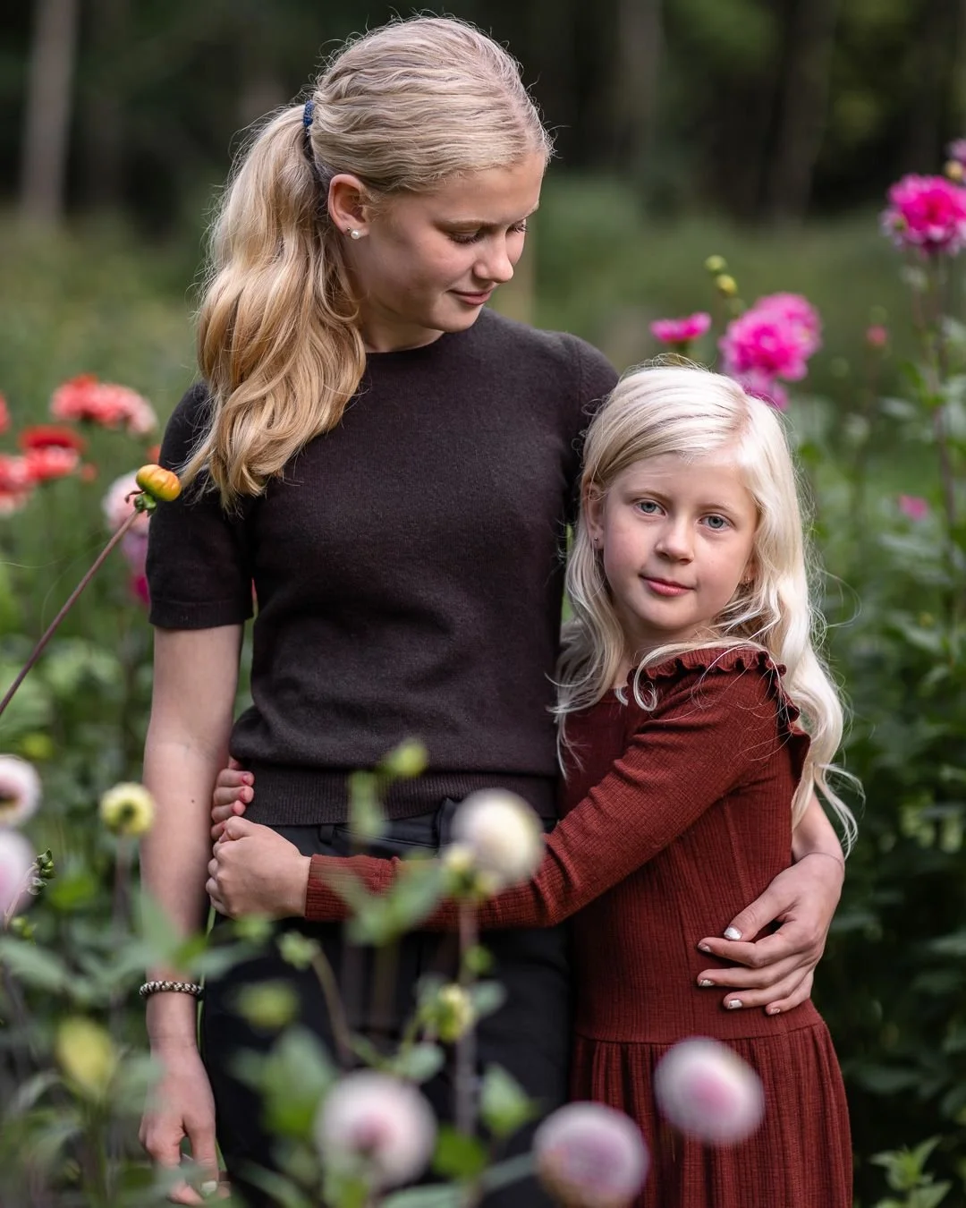 Jag tror att m&aring;nga har f&ouml;rest&auml;llningen att det &auml;r &rdquo;l&auml;ttare&rdquo; att fotograferas utomhus, att det &auml;r mer fritt f&ouml;r barnen att springa och busa?
P&aring; s&auml;tt och vis &auml;r det ju det, det finns ju in