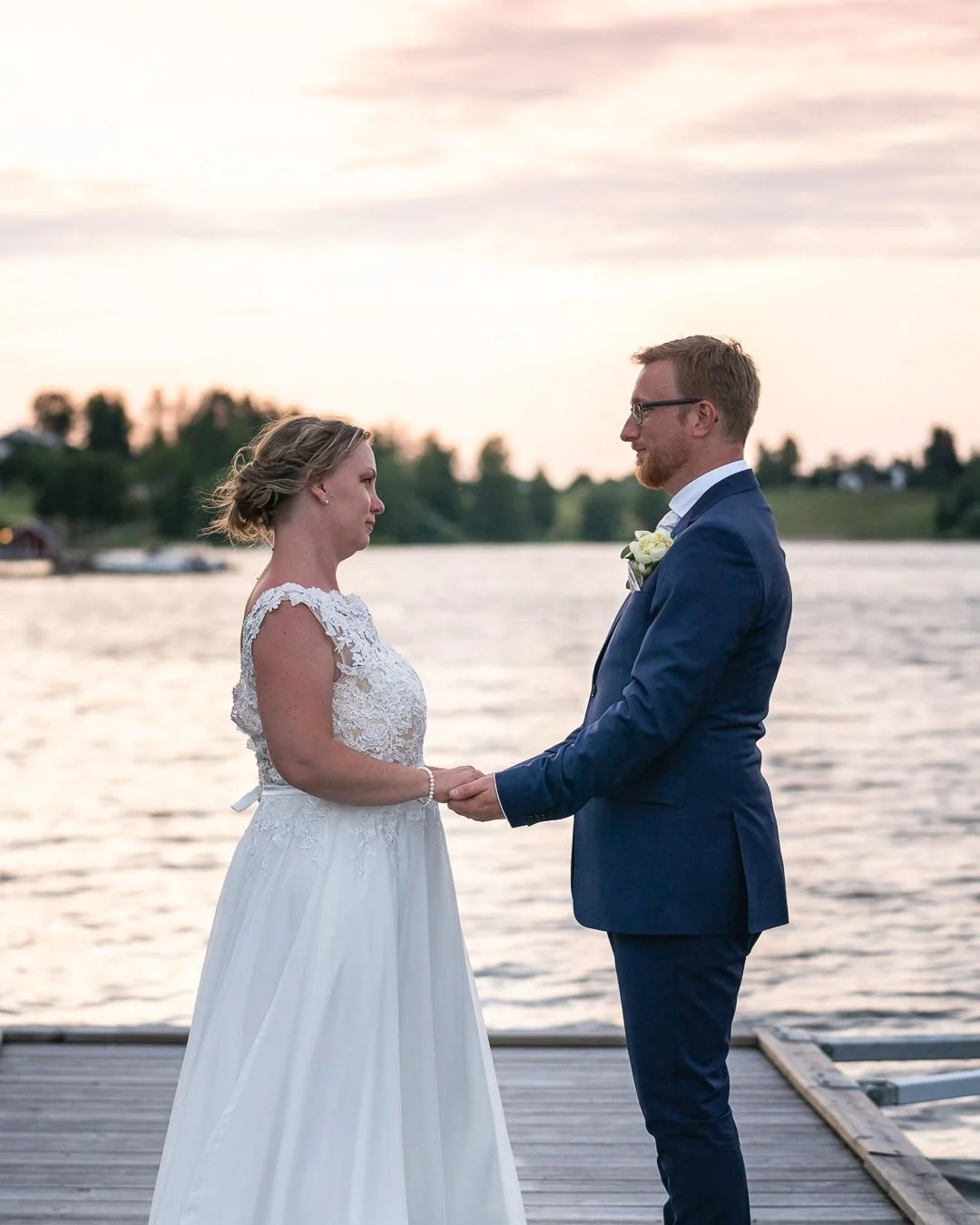 Funderar ni p&aring; att s&auml;ga ja under bar himmel? 💍☀️

Jag har m&aring;nga favoritst&auml;llen f&ouml;r br&ouml;llop h&auml;r i &Ouml;sterg&ouml;tland &ndash; ett av dem som &auml;ven &auml;r fantastiskt f&ouml;r utevigslar &auml;r V&aring;rdn