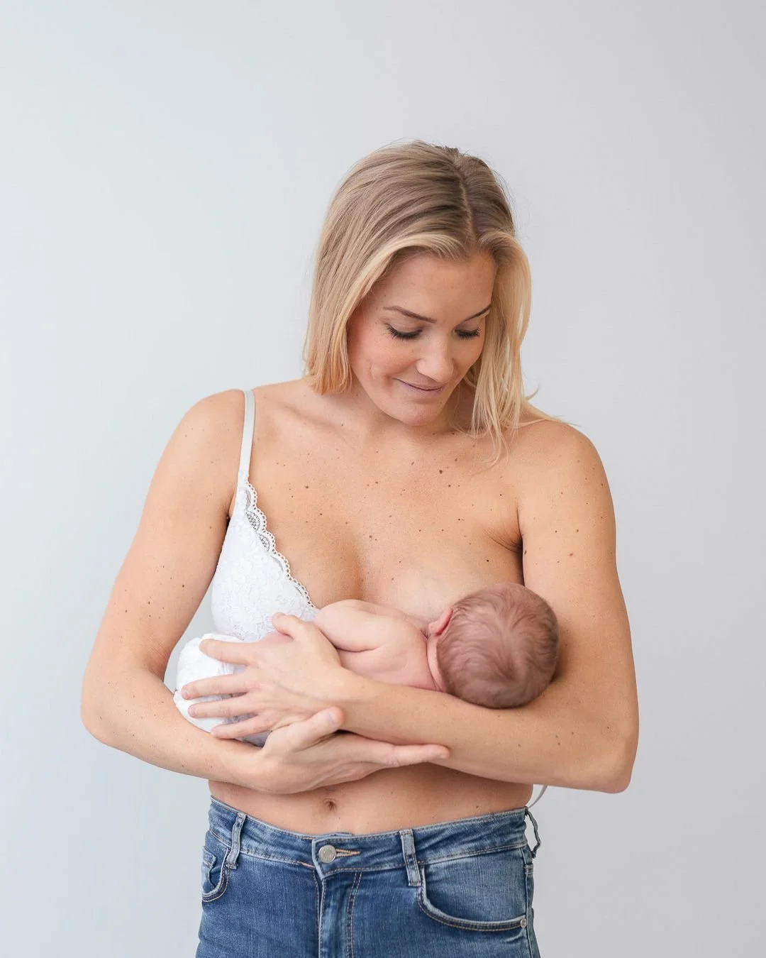 Visste du att hud-mot-hud frig&ouml;r oxytocin i kroppen? Det &auml;r kroppens lugn och ro-hormon och bebisar och barn som f&aring;r ligga hud-mot-hud kan bli b&aring;de lugnare och gladare av det, det g&auml;ller &auml;ven dig som h&aring;ller bebis