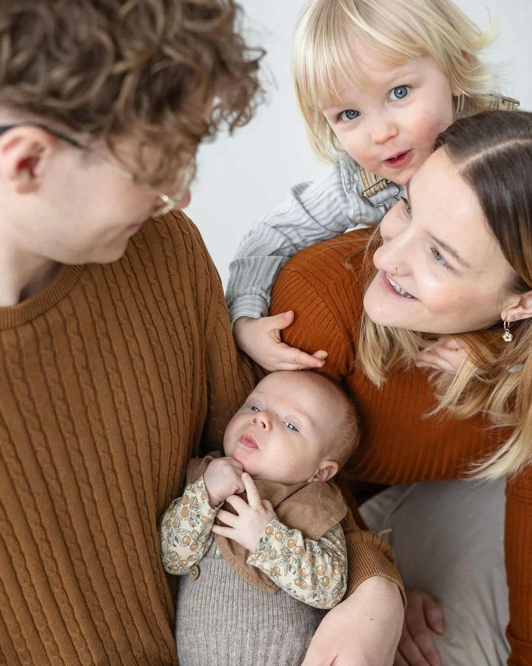 Hur man f&aring;r storasyskonet med p&aring; noterna under en nyf&ouml;ddfotografering! Det &auml;r ju inte alltid som det nya lilla syskonet k&auml;nns s&aring; himla sp&auml;nnande n&auml;r hen v&auml;l har kommit och f&aring;r typ all mammas uppm&