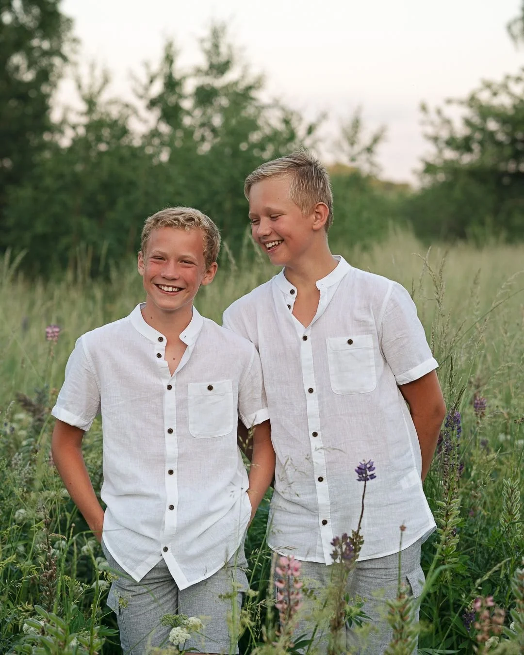Familj! 🙏
Syskon som garanterat inte alltid k&auml;nner s&aring;h&auml;r f&ouml;r varann men som kan f&aring; en p&aring;minnelse n&auml;r de g&aring;r f&ouml;rbi tavlorna p&aring; v&auml;ggen d&auml;r hemma. Och n&auml;r de v&auml;xer upp, flyttar 