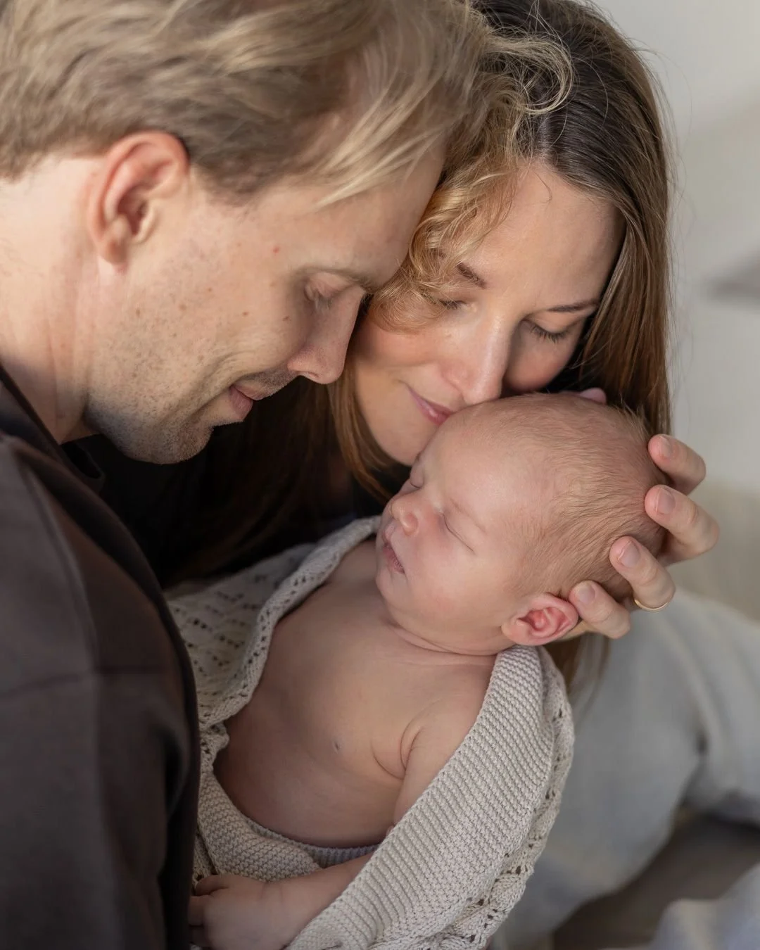 &Auml;r du r&auml;dd att det ska k&auml;nnas stelt och jobbigt under en fotografering? Under en fotografering med mig leker vi fram era bilder. Jag kan ha en speciell typ av bild i &aring;tanke och den lyckas vi med genom lek och uppmaningar. Jag gil