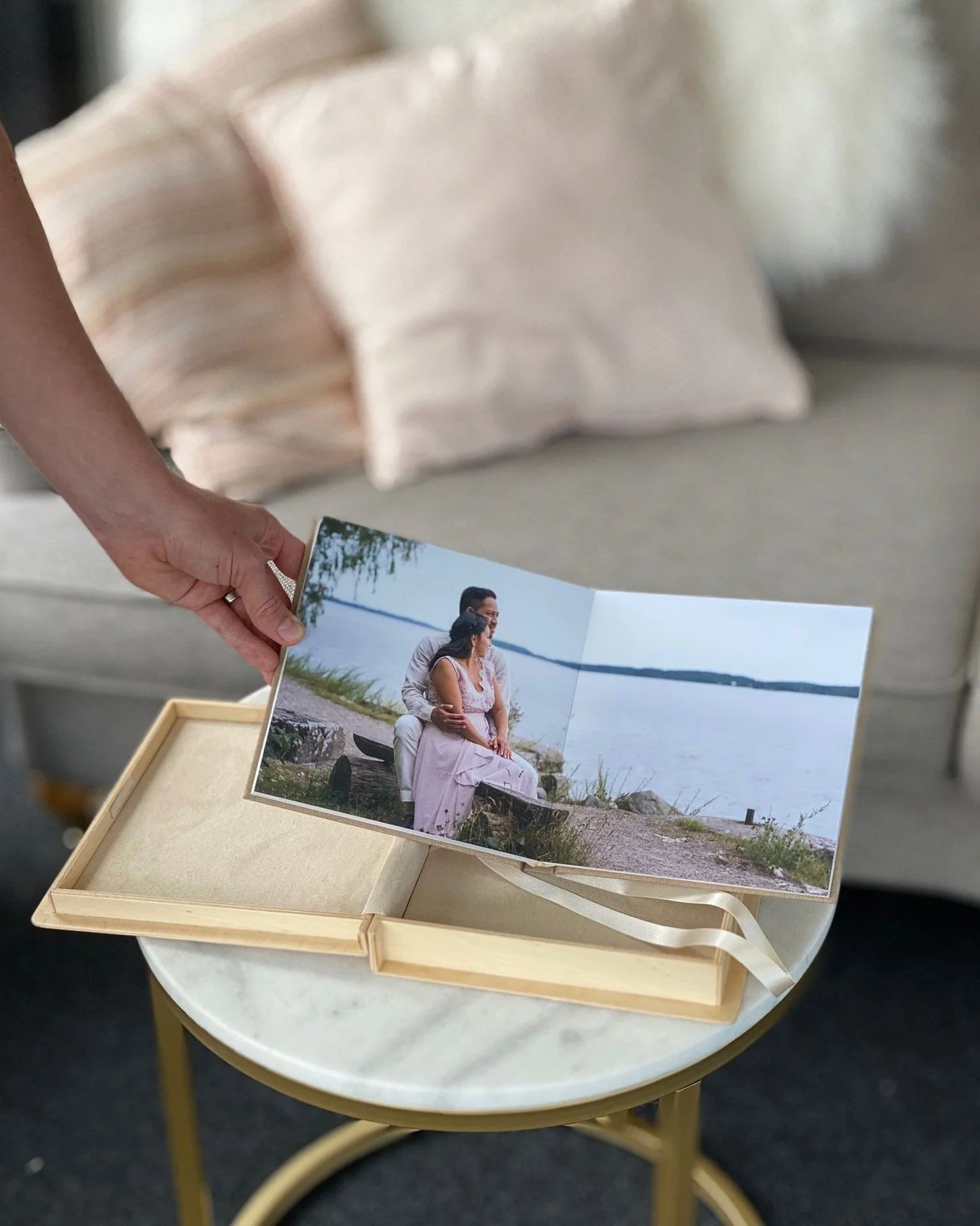 Varf&ouml;r tycker jag att fysiska fotoprodukter &auml;r s&aring; viktiga? Jag ska ber&auml;tta f&ouml;r dig! 🙏 F&ouml;rest&auml;ll dig att krypa upp i soffan med din familj, bl&auml;ddra i en vacker fotobok fylld med fantastiska bilder p&aring; upp