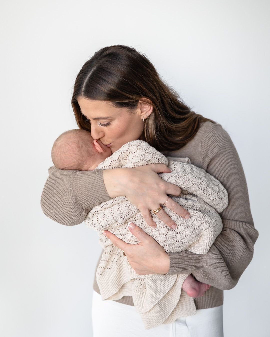 Jag vet att det kan vara &ouml;verv&auml;ldigande att vara gravid. Livet f&ouml;r&auml;ndras och det &auml;r inte alltid l&auml;tt att sj&auml;lv f&aring;nga de vackra &ouml;gonblicken i vardagen. 🌺

Jag fotograferar mammor med deras gravidmage och 