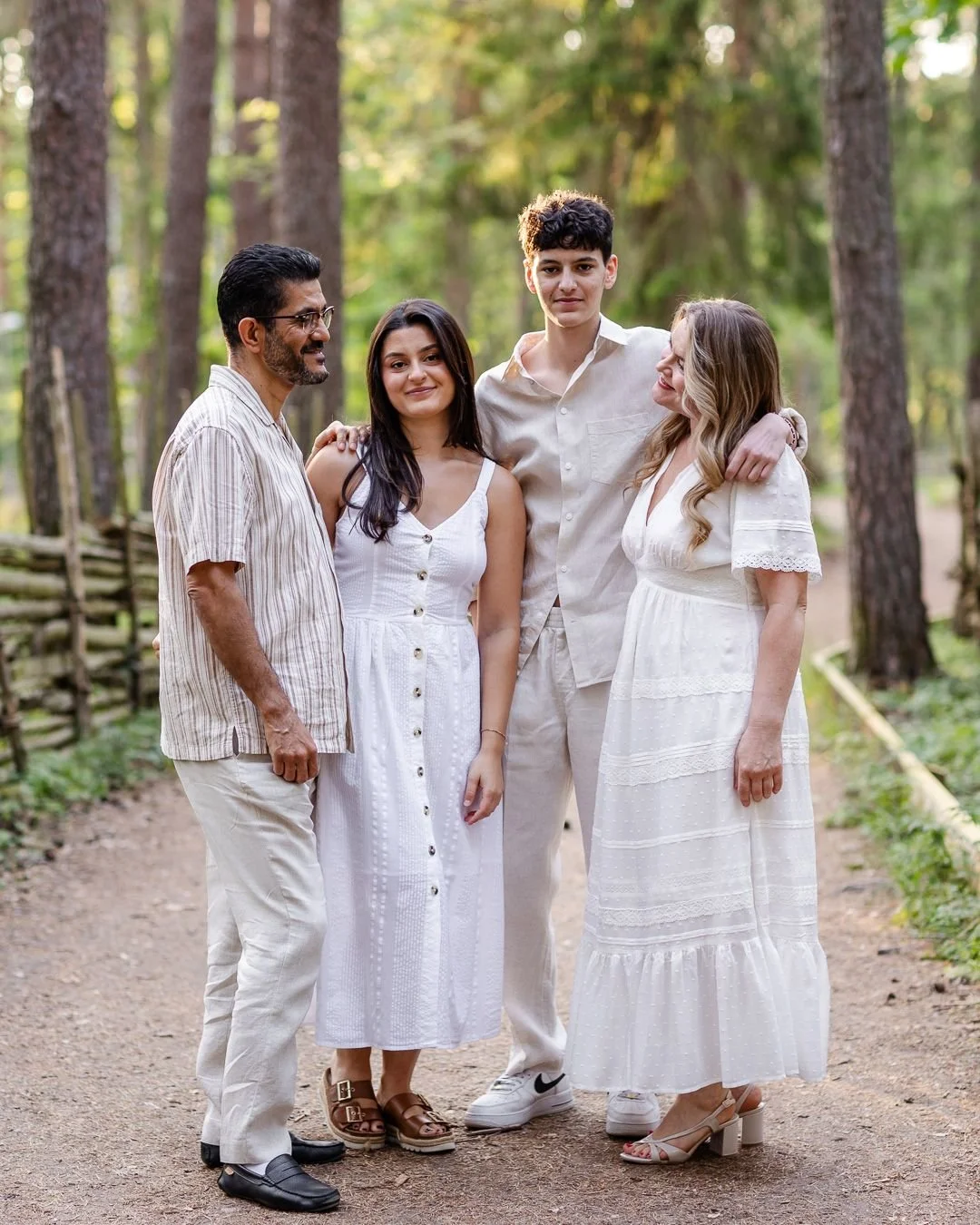 Den enda r&auml;tta tiden f&ouml;r en familjefotografering &auml;r NU! V&auml;nta inte p&aring; att du f&ouml;rst ska hinna ditten och datten, bli lite mer bekv&auml;m i dig sj&auml;lv, barnen ska blablabla... Du fattar! 🙃

Du kan komma till mig N&A