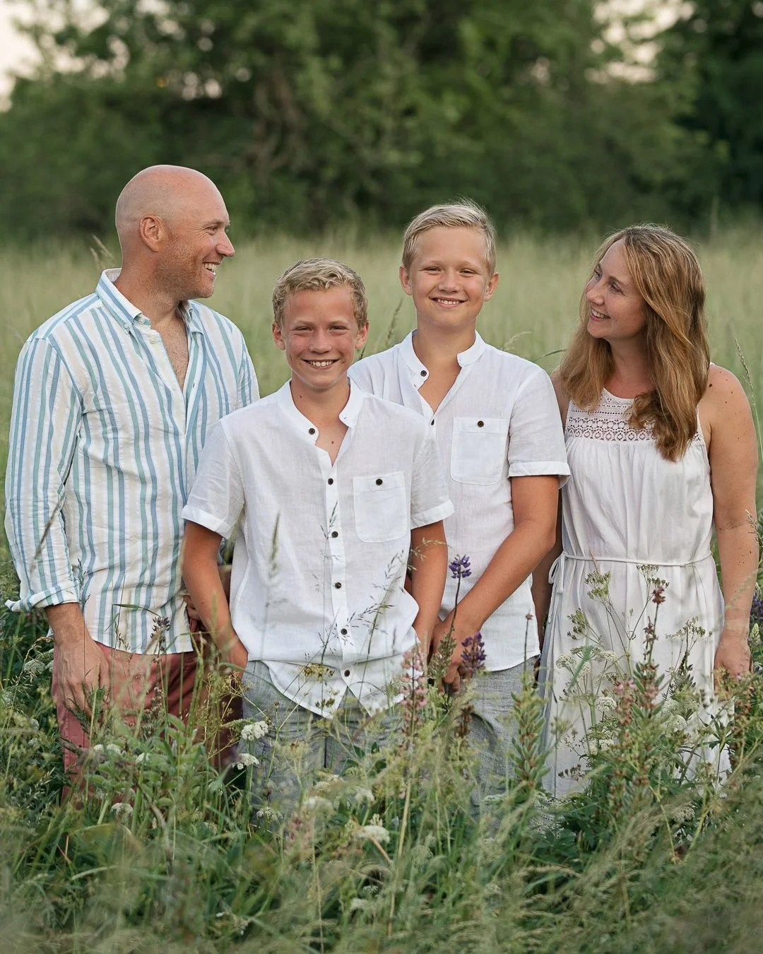 &Auml;r du os&auml;ker p&aring; vad du ska ha p&aring; dig p&aring; din familjefotografering? H&auml;r &auml;r n&aring;gra tips som hj&auml;lper dig att v&auml;lja de perfekta kl&auml;derna f&ouml;r din familj ❤️

&ordm; B&ouml;rja med att v&auml;lja