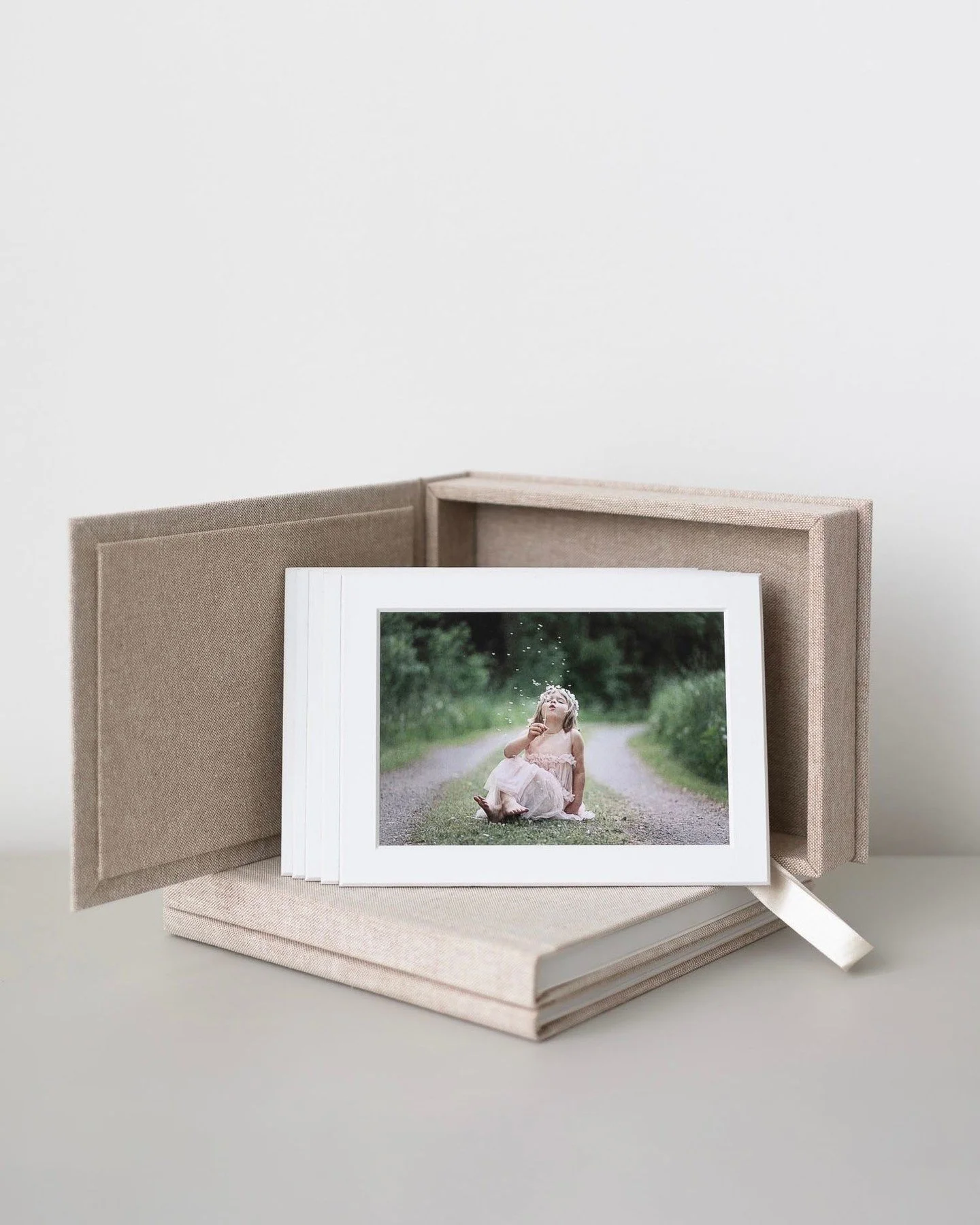 Du kanske h&aring;ller med? Jag ska iallafall ber&auml;tta varf&ouml;r JAG tycker att fysiska fotoprodukter fr&aring;n din fotografering &auml;r viktig! 🙏

Vi har s&aring; mycket digital teknik omkring oss idag och det &auml;r fantastiskt. Men det &