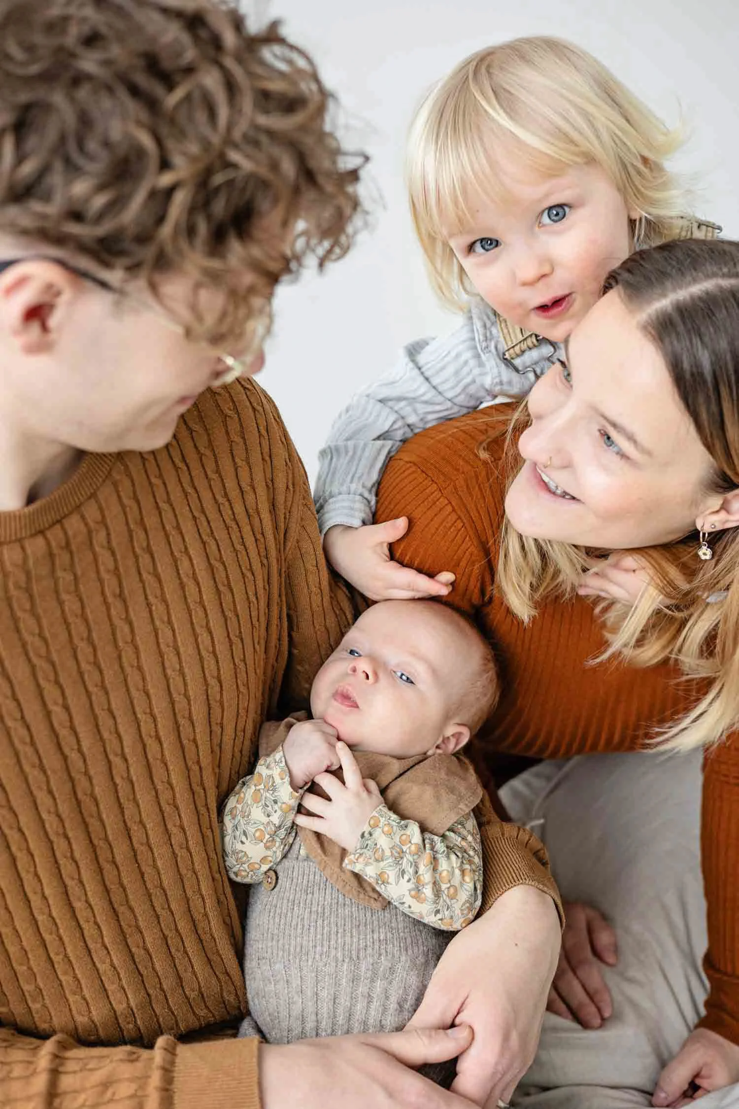 Familjefotografering i Linköping med en nyfödd och storebror