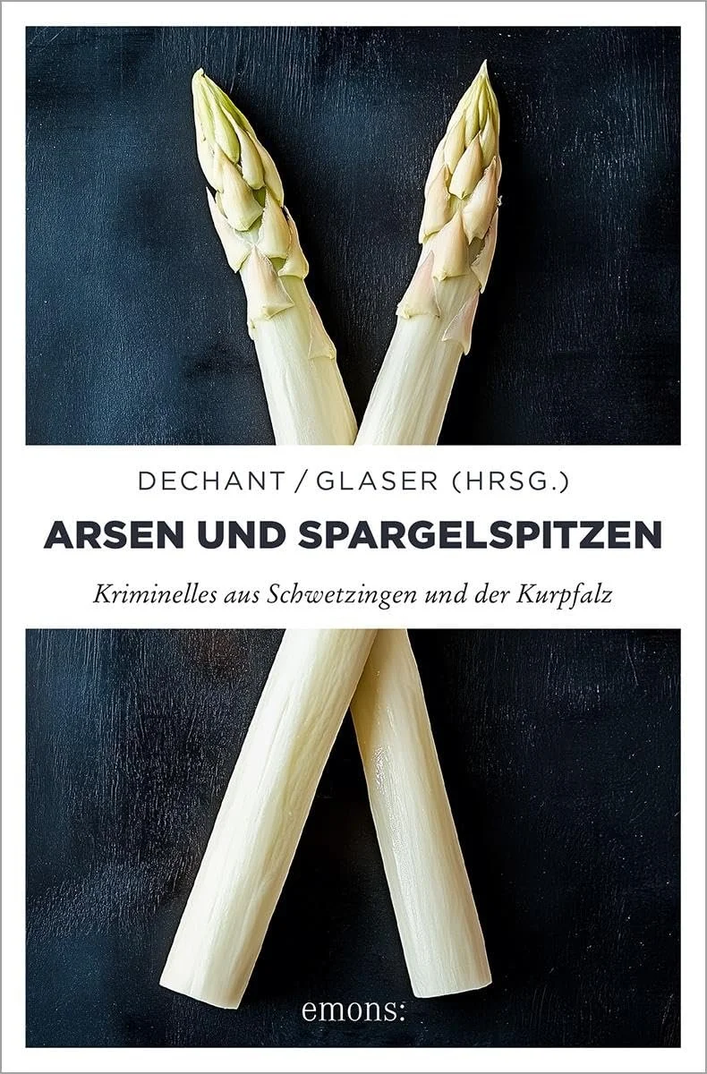 Buchcover mit zwei weißen Spargelstangen und zwei weißen Spargelspitzen auf schwarzem Hintergrund, Titel: "Arsen und Spargelspitzen: Kriminale aus Schwetzingen und der Kurpfalz", Herausgeber: Dechant / Glaser.