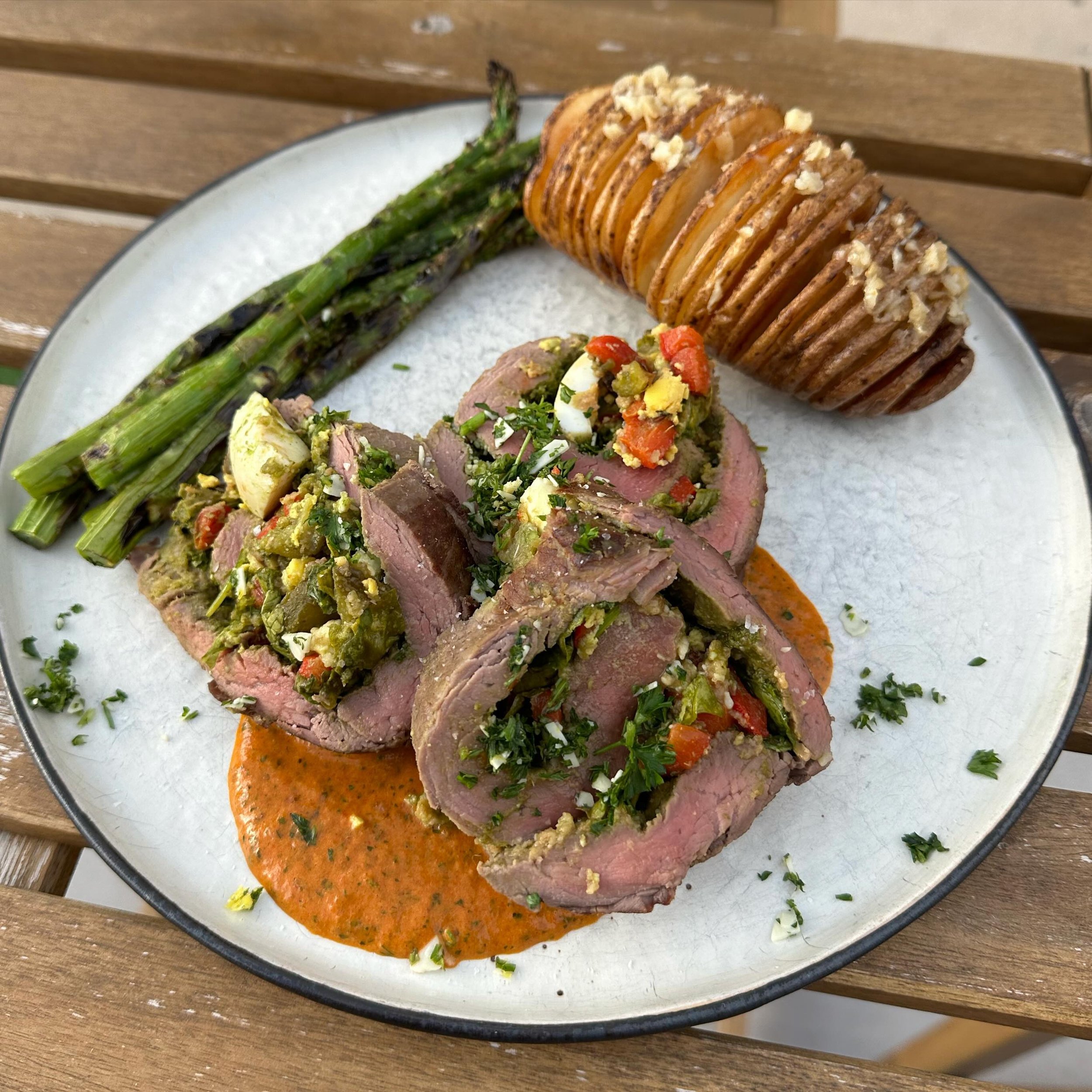 Make room in your weekend plans for dinner at Fort! Our steak special is a stuffed beef tenderloin with a red chimichurri sauce, hasselback potato and asparagus.
Available Friday and Saturday night.

#steak #steakdinner #weekend #weekendplans #midwes