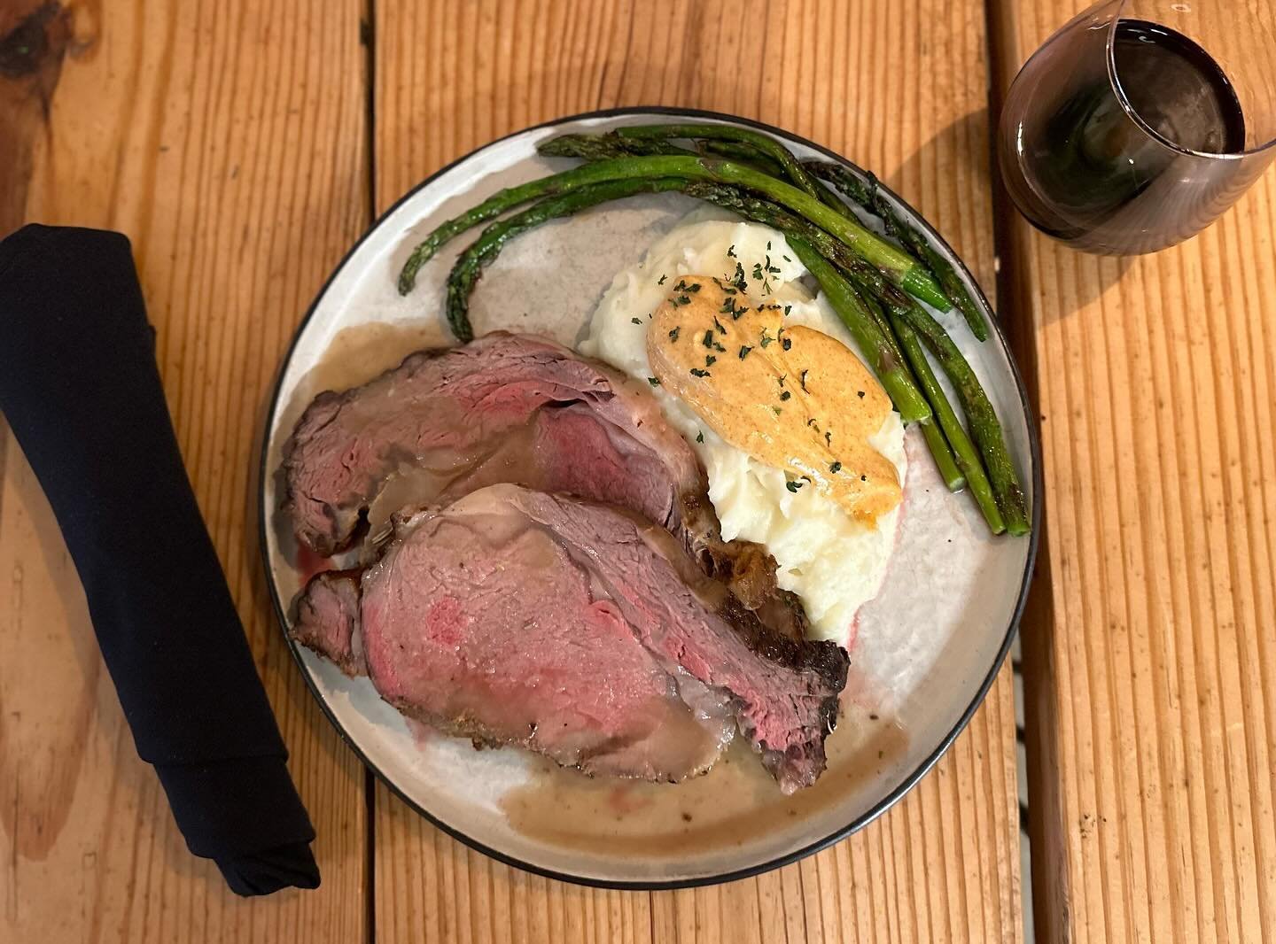 Our last weekend of Steak Supper Club is this weekend and we&rsquo;re rolling out the red carpet with smoked prime rib! Paired with mashed potatoes, zesty horseradish sauce, asparagus and au jus. Available Friday and Saturday night!

#primerib #steak