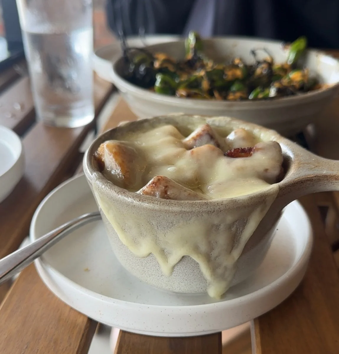 A moment for the French onion soup 🥣 

Hand cut and caramelized onions in beef broth. Topped with house made croutons and swiss cheese. Available anytime Fort is open - 7 days a week!

#soup #soupseason #frenchonionsoup #uppersandusky