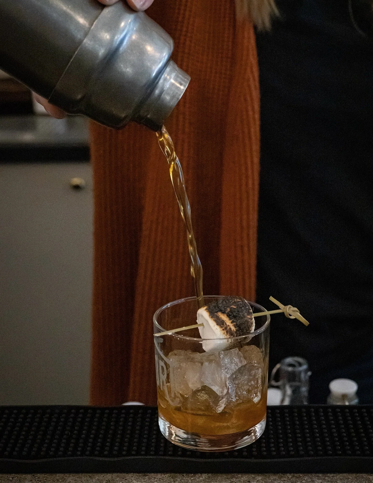 Settle up to the bar and enjoy a fall favorite: Campfire Song
- @middlewestspirits bourbon
- chocolate bitters
- maple syrup 
- toasted marshmallow
#cocktails #cocktailbar #happyhour #uppersandusky
