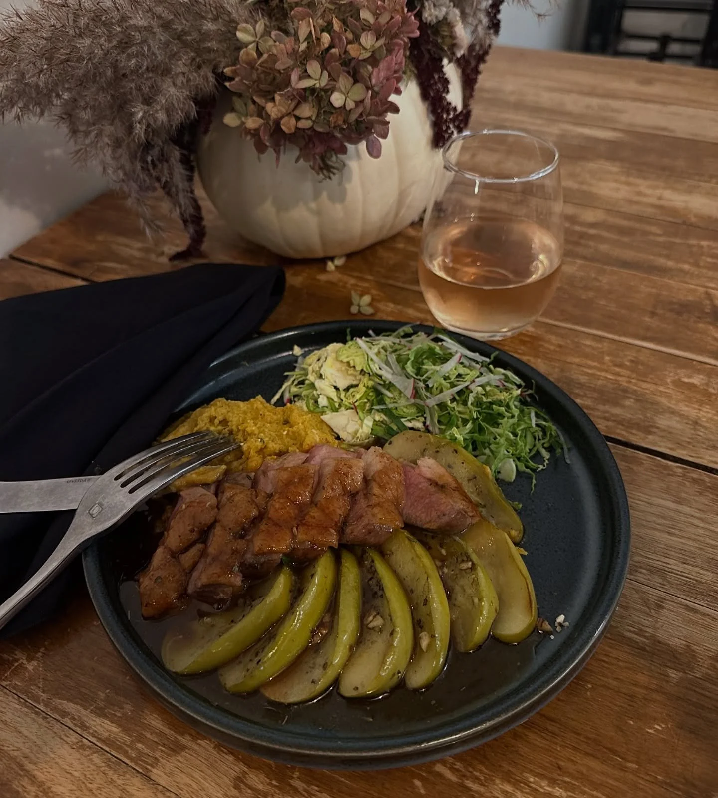 Weekend Special:
Seared duck breast with an apple brandy caramel sauce. Served with butternut squash puree, browned apples and shaved brussels sprouts salad 🍴 

Available Friday and Saturday evening 🍷 

#duck #weekend #special #uppersandusky