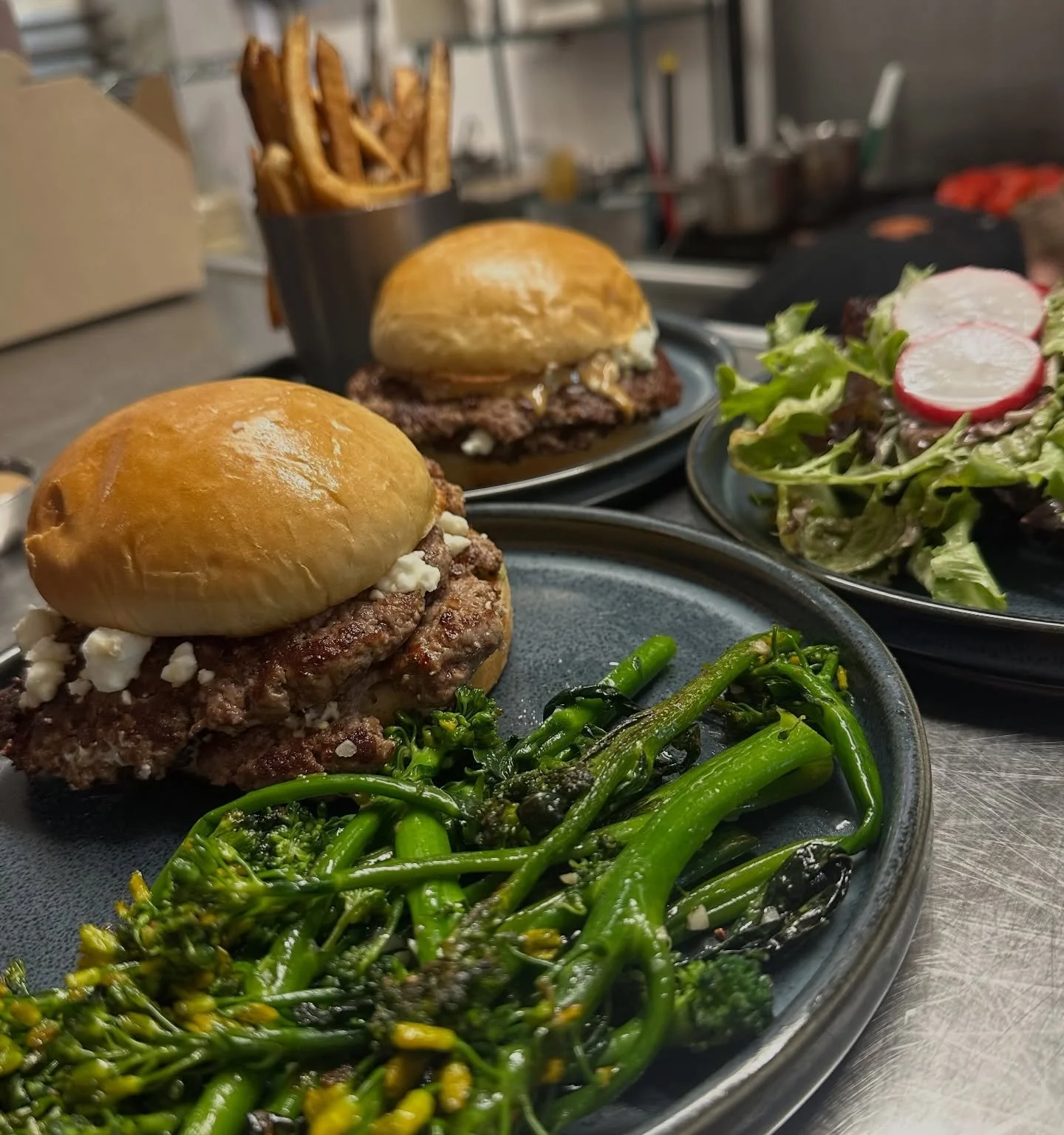 New Month, New Burger! 🍔 

Warm up from the cold weather with our California Burger: guacamole, goat cheese, and bbq mayo 

What side are you picking - French fries, veggies, mac &amp; cheese, tiny salad? 

#burger #burgerlover #california #lunch #u