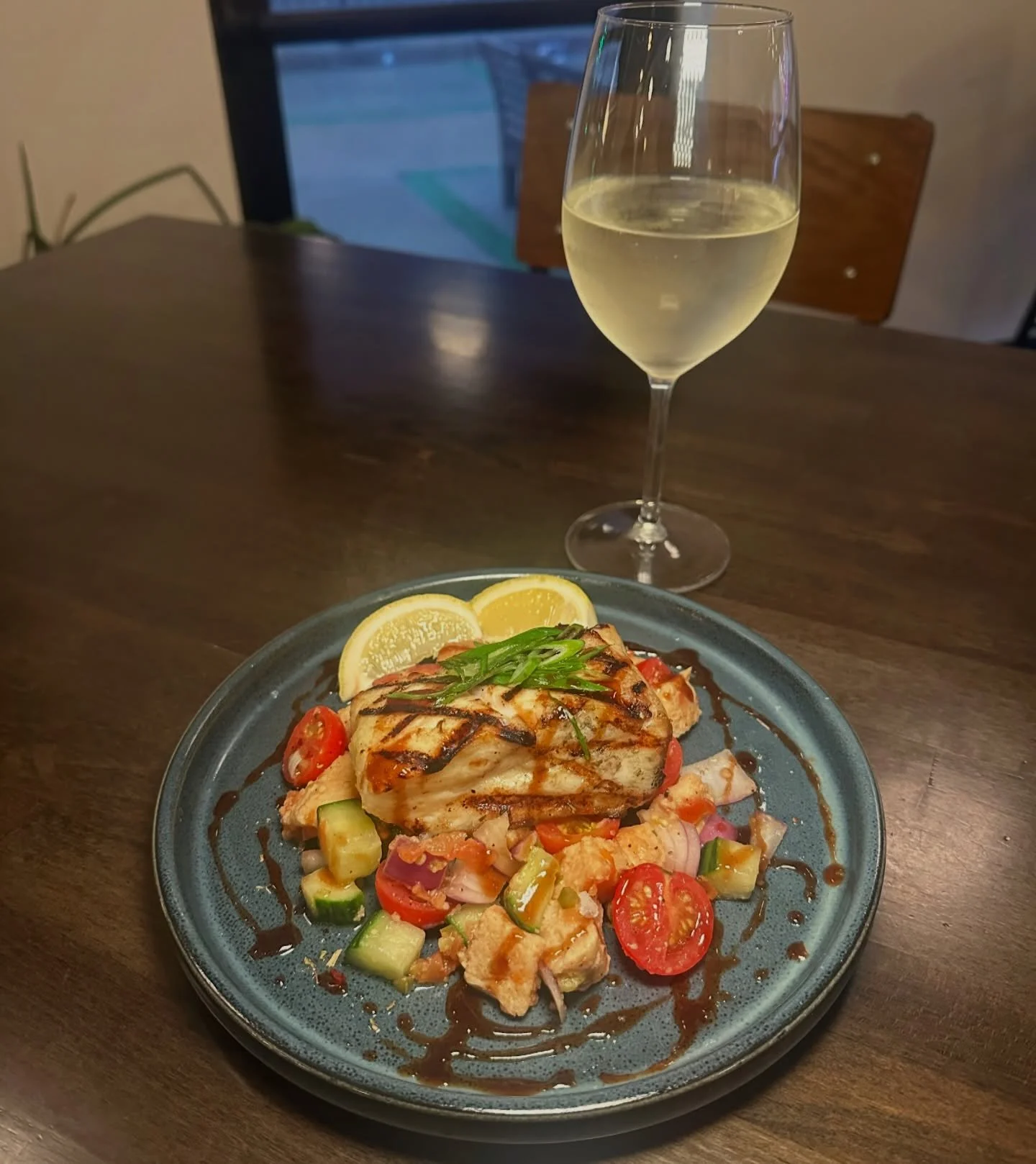 You&rsquo;ve almost made it to the weekend! Celebrate with our weekend special:
Grilled halibut with panzanella salad and balsamic glaze 🍷 

#fish #weekend #special #cheers