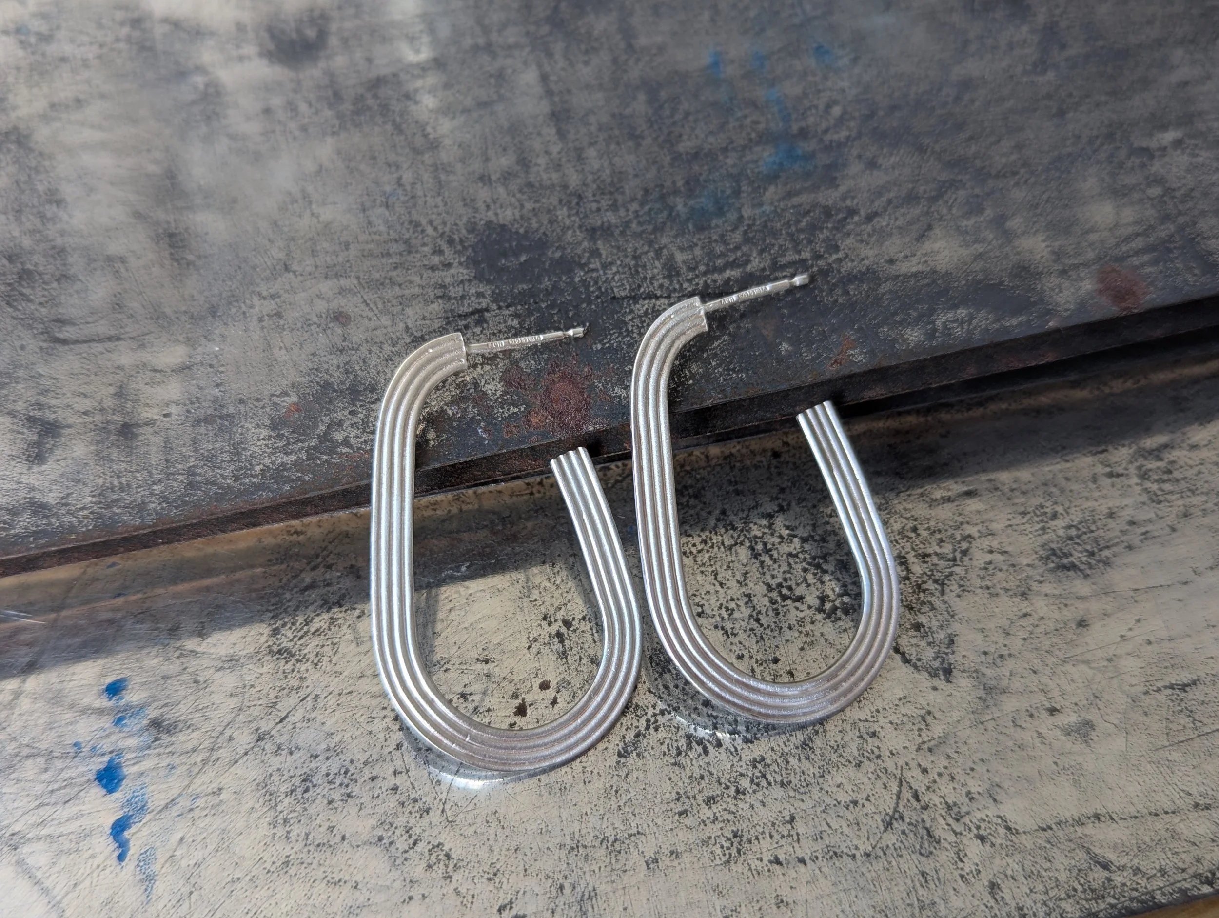 Anny Hsieh_Signiture_Linear Large oval hoops.jpg