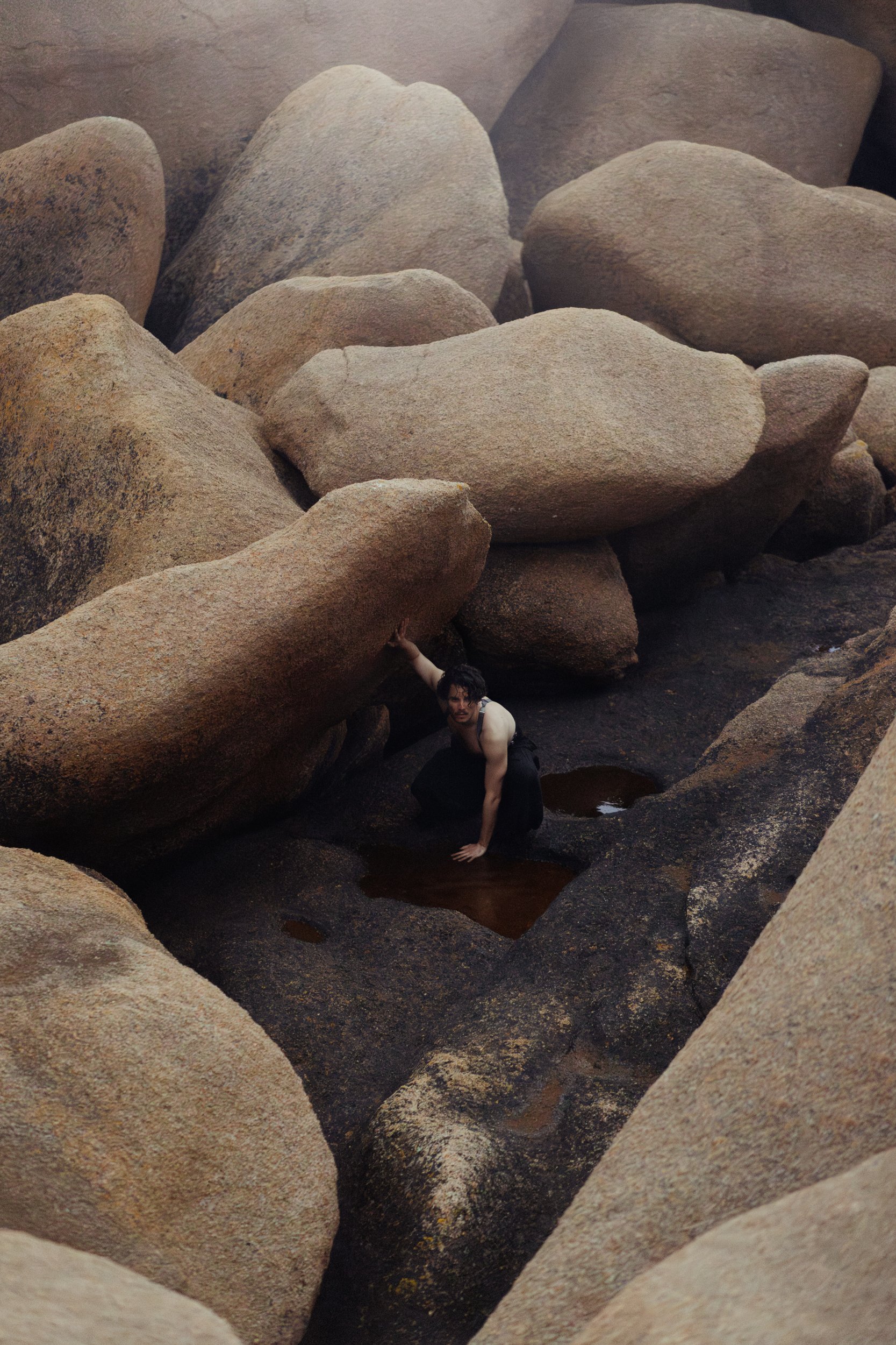 Prometheus : cette série photographique revisite le mythe grec du Titan Prométhée, figure de la rébellion qui transmit le feu aux hommes. Pour cet affront, Zeus le condamna à une punition éternelle : enchaîné à un rocher, livré à la douleur. Ces port
