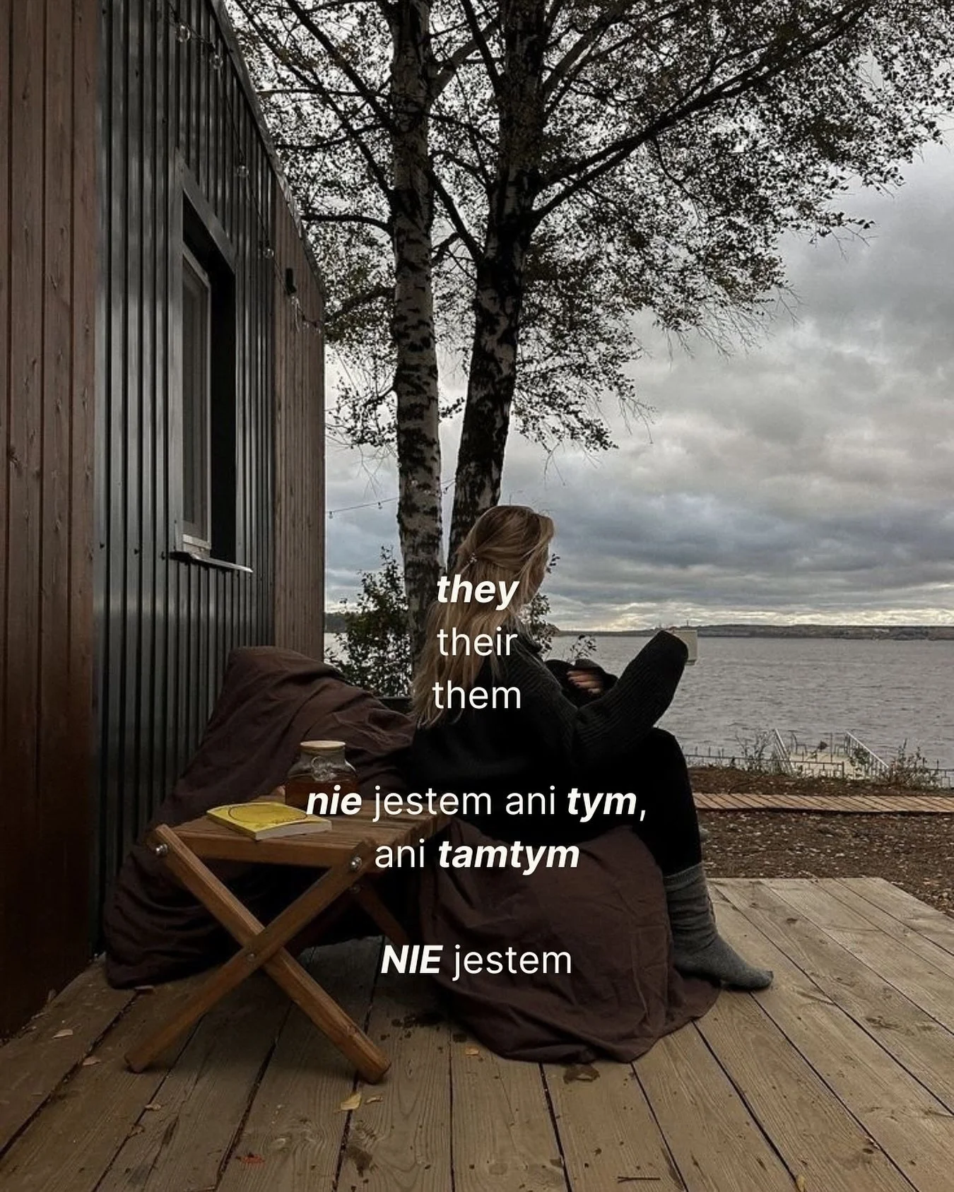 Jestem tym lub tamtym
&mdash;

Jestem kobietą 
lub 
Jestem mężczyzną 

Jestem chłopcem 
lub 
Jestem dziewczynką 

&mdash;
Nie jestem ani tym, ani tamtym 

Oto The Rave 
Oto przedsmak tego, co już się zbliża 

Brak osobowości 
Brak poczucia, kim jeste