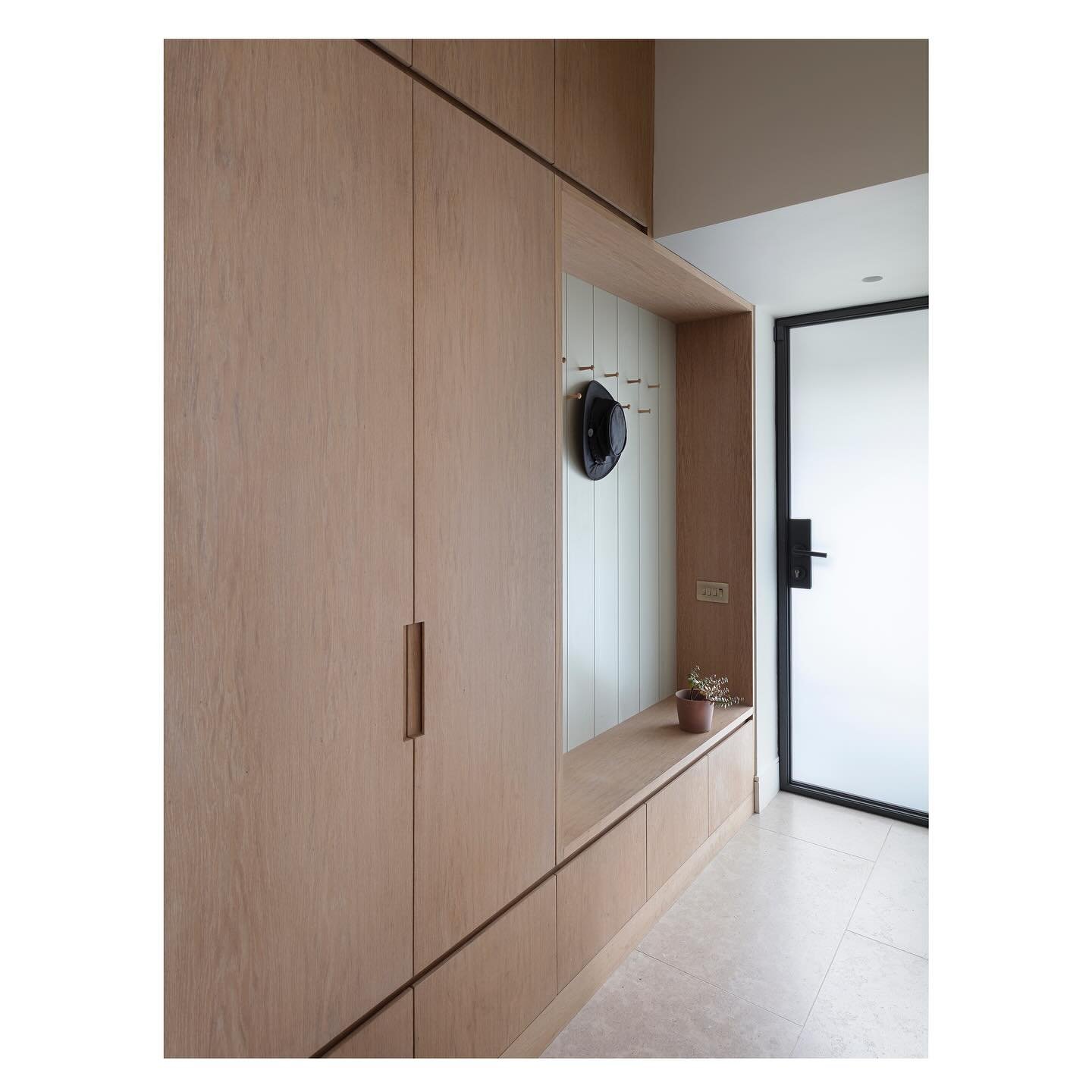 Beautiful oak storage to create a boot room in the back hall of a recent project.  Interior Design @karina.heaslip
Image @visualfeasts 
Joinery @woodaledesigns 

#periodhome
#dreamteam
#renovate
#wallpaper
#irishhomes 
#irishinteriors
#luxuryhomes 
#