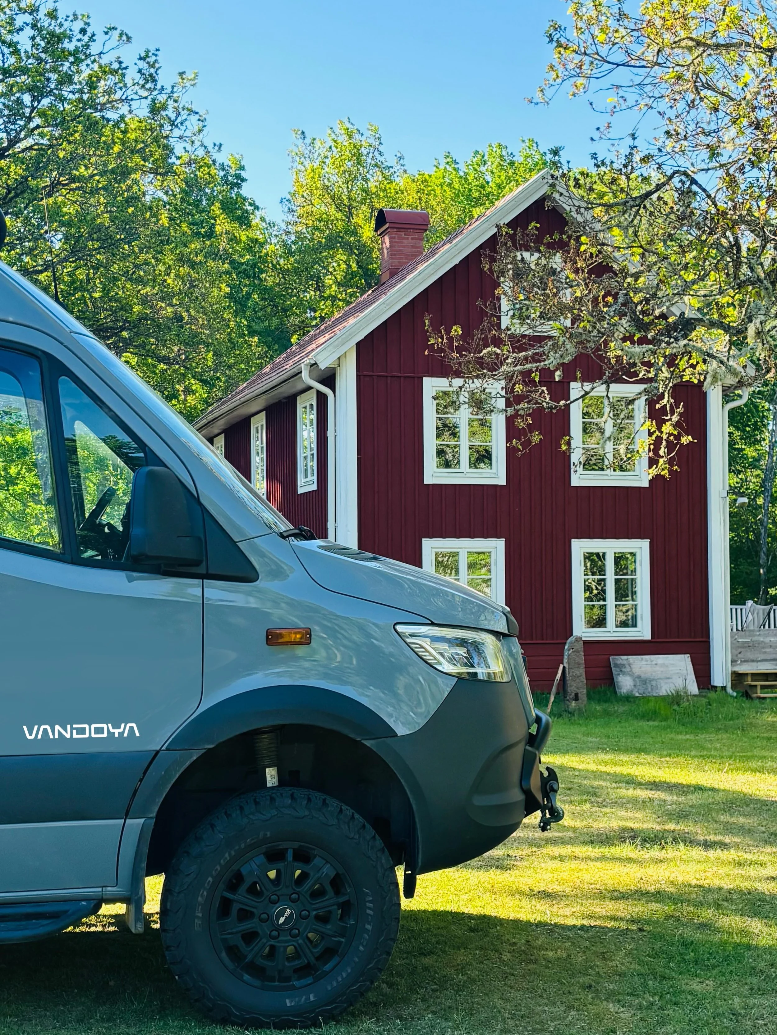 Two journeys with the same mindset: design it yourself, build it with care, and create a place that brings you closer to nature.

This is what it&rsquo;s about. Getting out there, slowing down and sharing stories. @a_house_in_the_wood @vandoya.vans