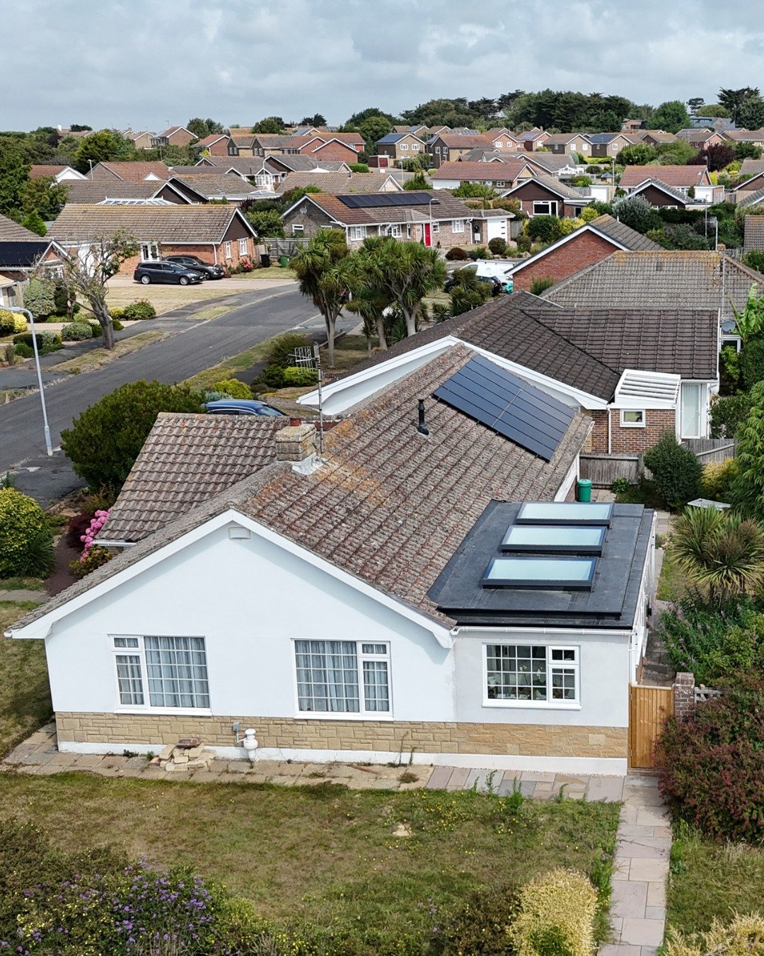 Check out this single storey extension we completed in Seaford. We've added an open plan kitchen and dining area, along with a garden room

Drawings by @@g3_architecture

#newbuilds #labcwarranty #fmb #fensa #solarpanels #Daikin #bungalow #Building #