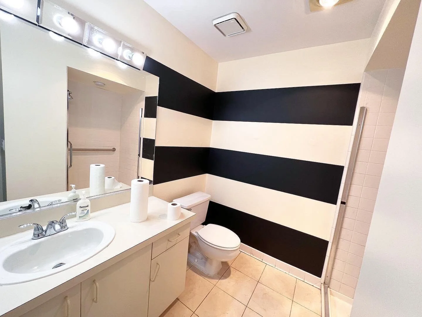 Bathroom stripes! ❤️