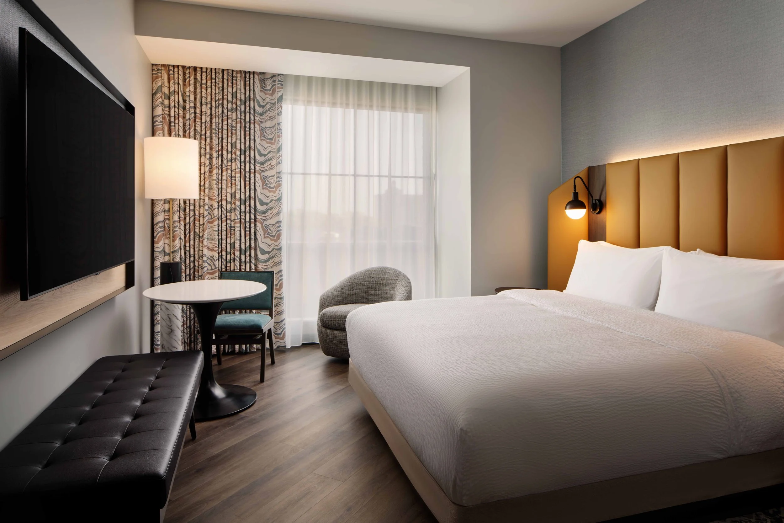 atluv_guest_room_king_k1_full_room 2.jpg