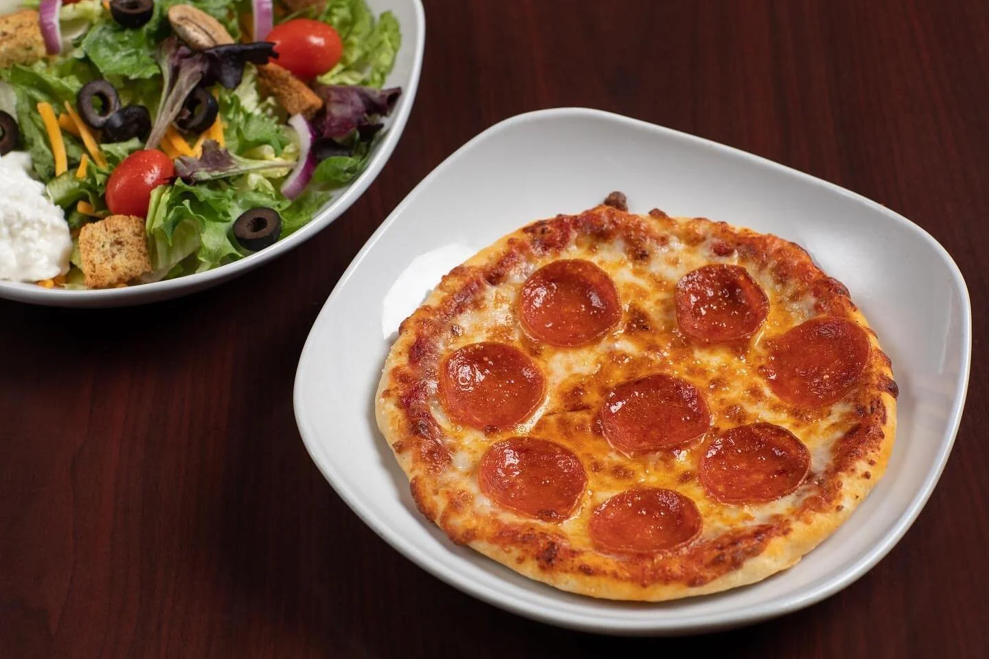 Lunch is served!! 🍕😋

Get a 6&rdquo; thin crust pizza, with your choice of cheese, sausage, or pepperoni, and our all-you-can-eat salad bar - $8.50!

Available Monday-Friday 11am-2pm
Additional toppings $1.00 each (up to 3).
#TulsaFood #iknowfranka