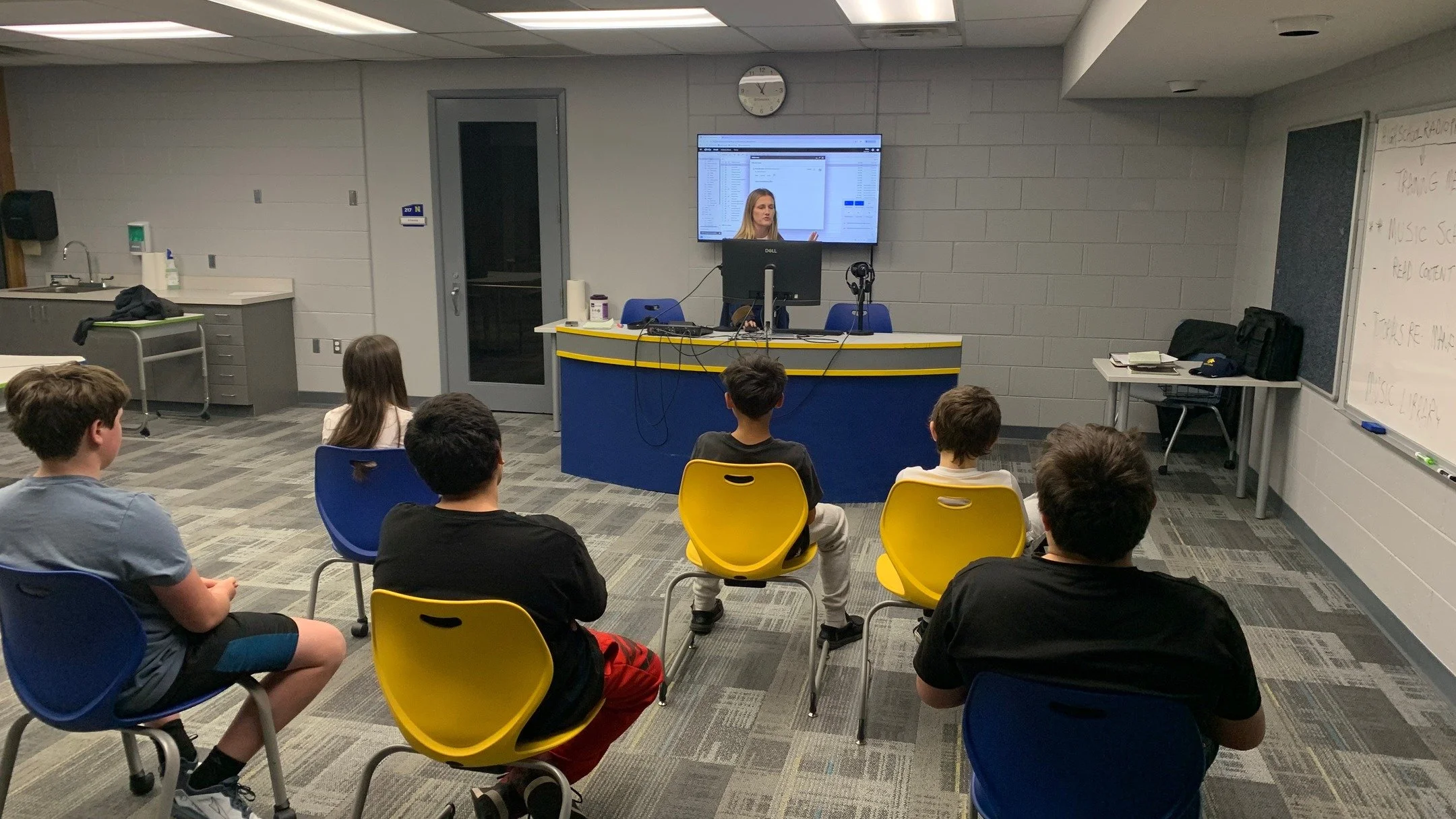 Emmy-nominated former investigative journalist for @wmtv15news in Madison, WI Elizabeth Wadas (Conley), who now works at HSRP Michigan's Northport Public School, spoke to HSRP students about her craft. Thank you for sharing your expertise with our st