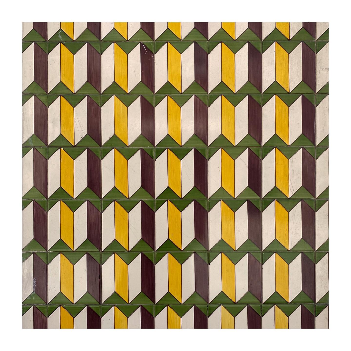 ZigZag in modern Azulejos.

The ZigZag pattern is one of the oldest decoration forms. Mostly in the architectural world, this pattern is found. Also it was used in a variety of cultures and places all around the world. The Zigzag is on one hand varia