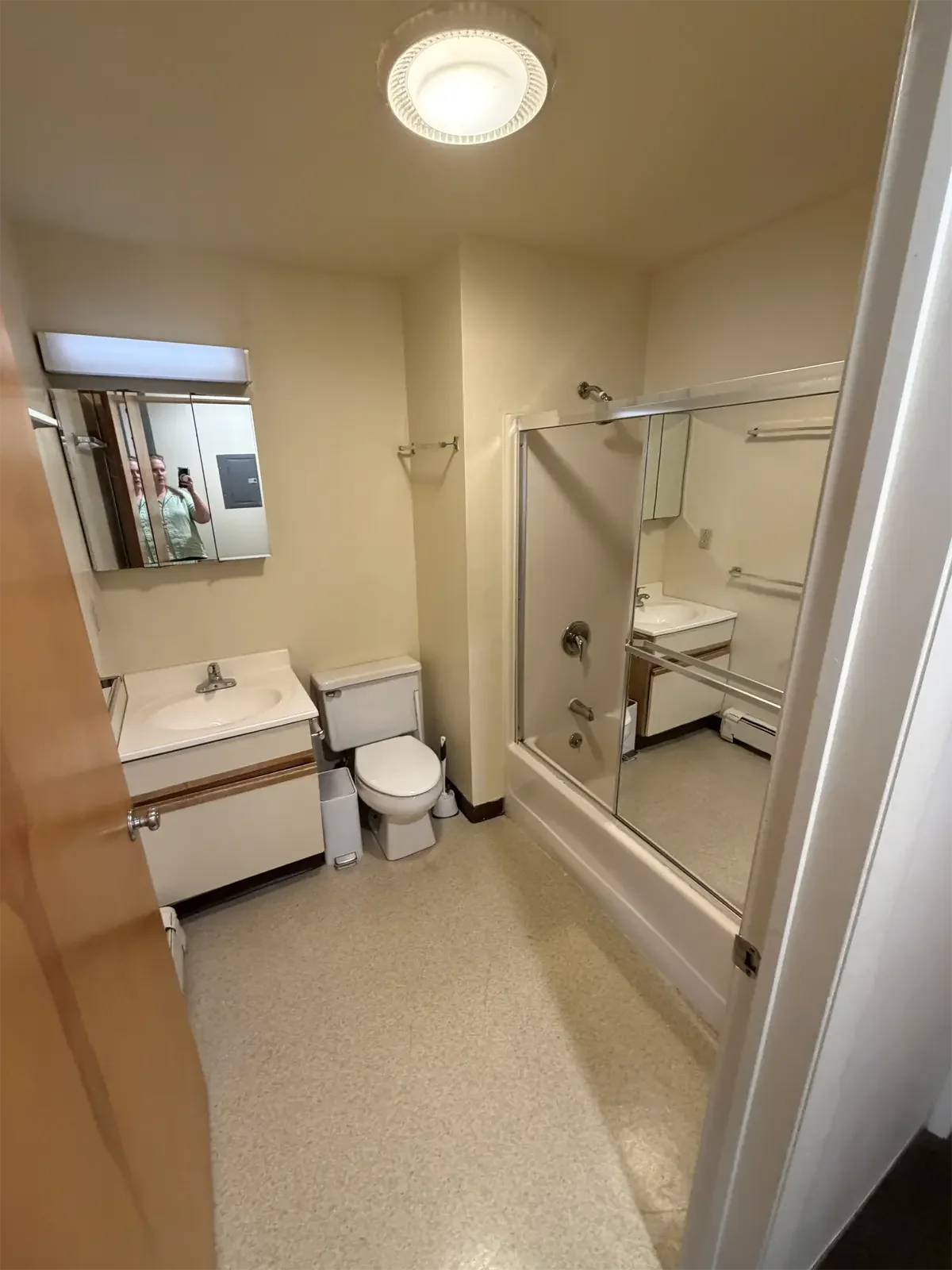 401-Eddy-st-ithaca-ny-bathroom-IMG_0011.webp