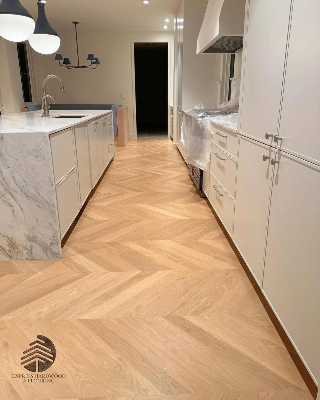 Natural Red Oak parquet flooring in classic chevron layout with golden undertones