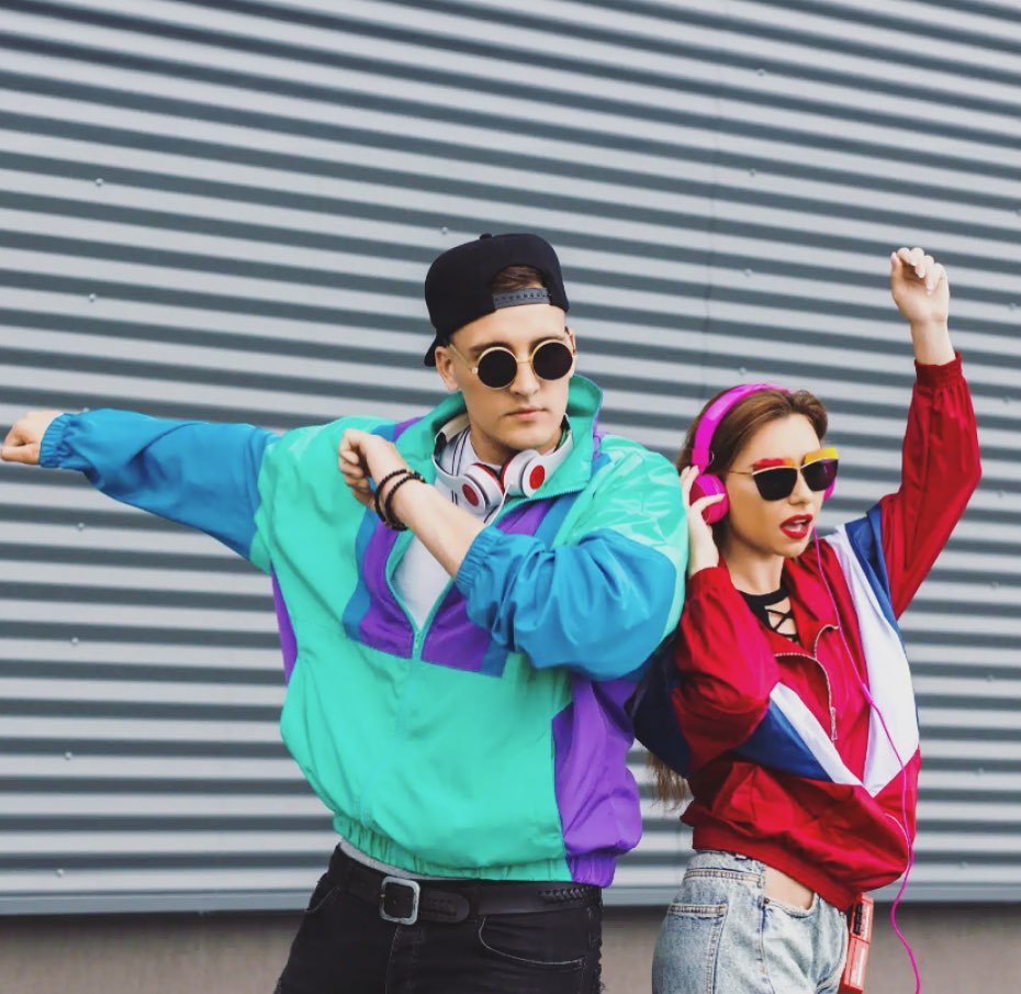 Fresh and fly, 90s fashion is everywhere.  Think overalls, scrunchies, crop tops, plaid flannel shirts, neon colors, bandanna headbands etc. Head over to our blog (link in bio) and find out how to incorporate key pieces into your merch mix ⚡️
#90sfas
