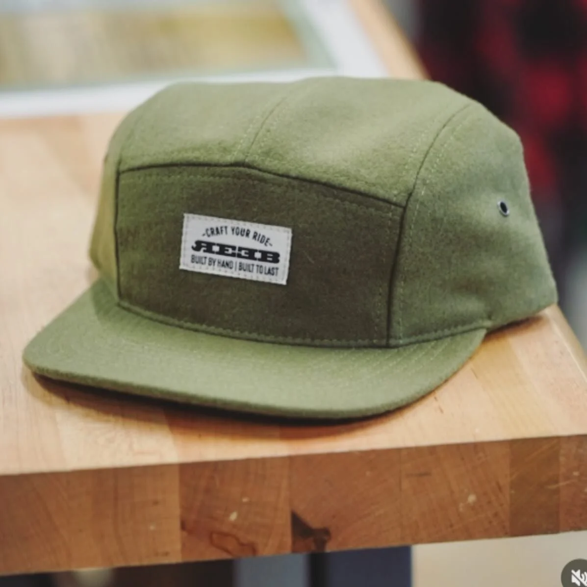 🌨️Time to ditch those trucker hats and treat yourself to a new melton wool 5 panel camp hat
@reebcycles 
@hooptiebikelounge 
Even has a leather strapback ✔️
#warm #stylish #fivepanelhat